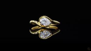 radiant-gold-embraces-a-dazzling-oval-cut-diamond-0