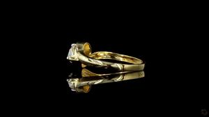 radiant-gold-embraces-a-dazzling-oval-cut-diamond-2