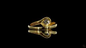 radiant-gold-embraces-a-dazzling-oval-cut-diamond-3