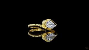 radiant-gold-embraces-a-dazzling-oval-cut-diamond-4