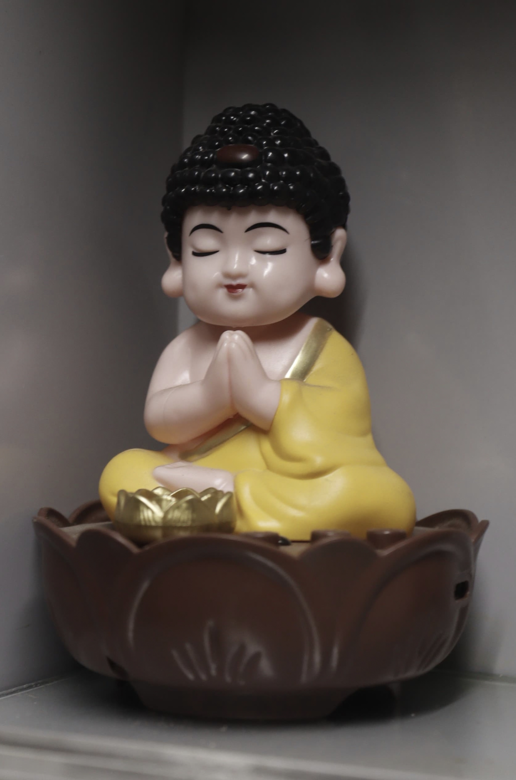 MAAGHI Solar Powered Nodding Buddha Light Tathagata Buddha Ornaments Light Energy Decorative Showpiece  -  11 cm (Plastic, Yellow)