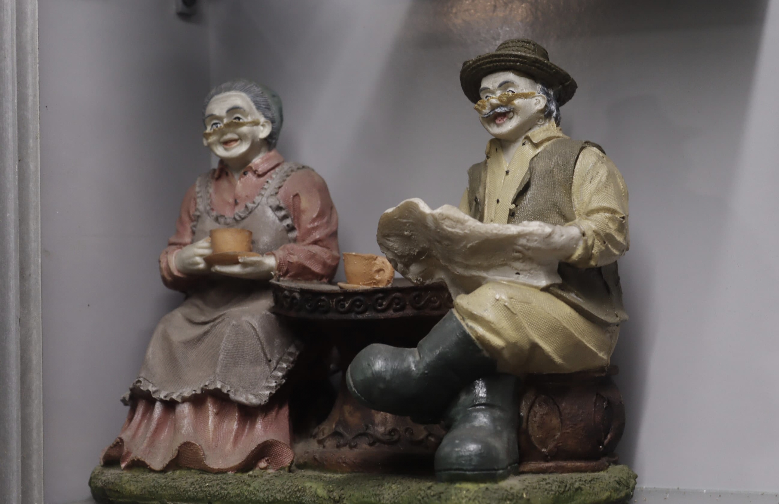 AUGEN Polyresin Old Couple Show Piece Idol Statue Showpiece for Home Decor Decoration and Gifting (1 Piece, 7231M-A)