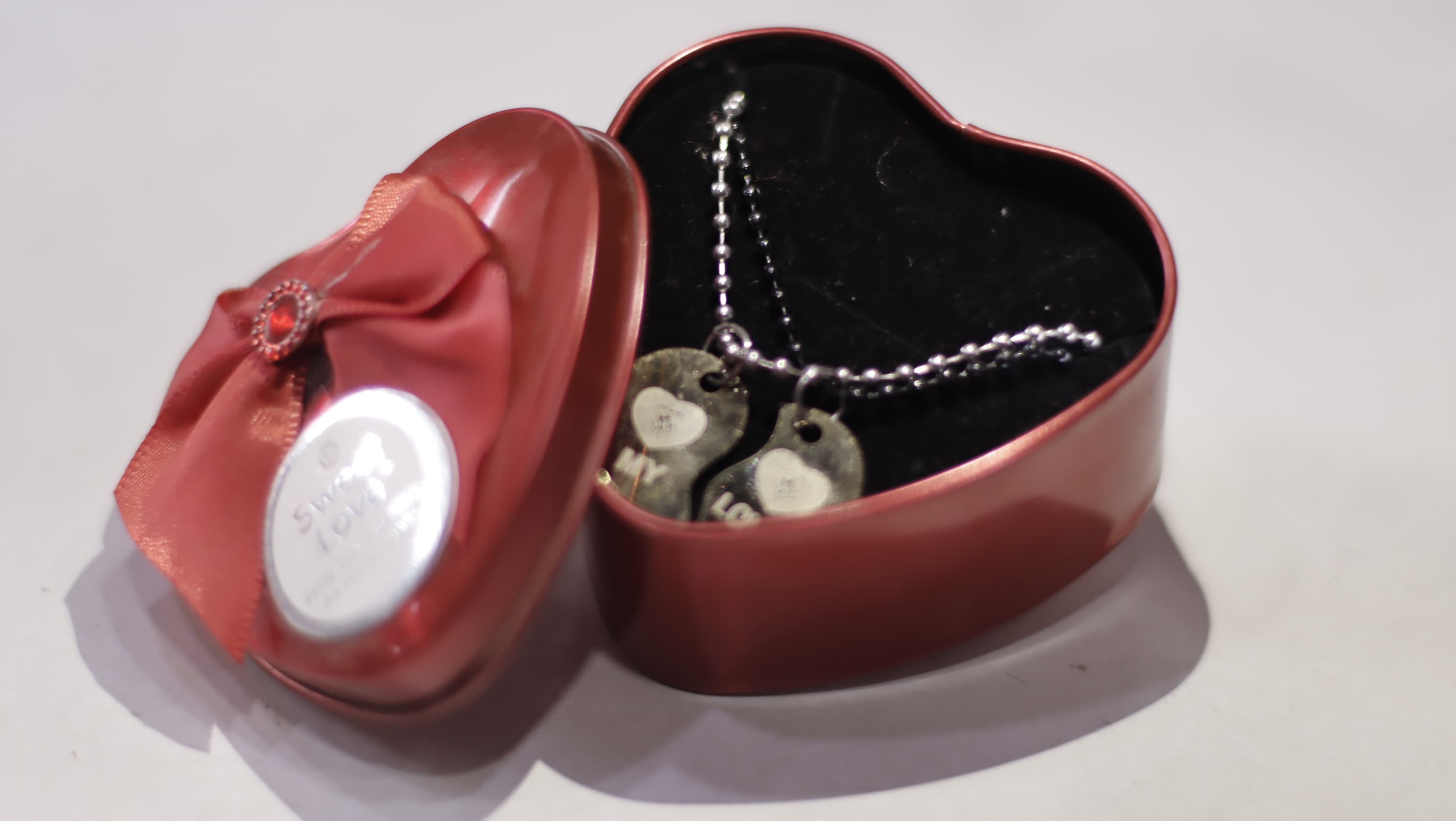 Valentine Gift For His & Her - Broken Heart Keychain Comes With Red Heart Shape Box For Lovers (Pack Of 1) Best Gift For Wife, Girlfriend & Bestfriend - Couple Matching Pendant
