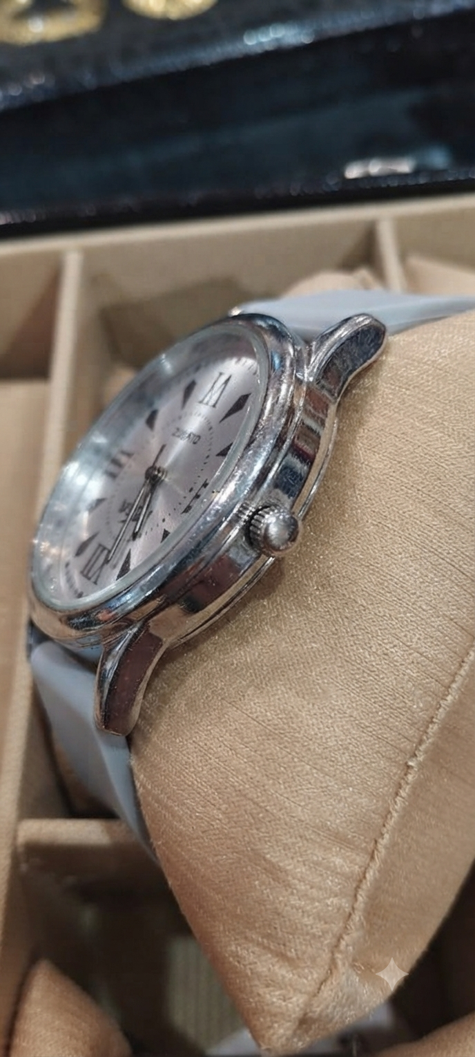 Quartz Analog Wristwatch with Roman Numerals