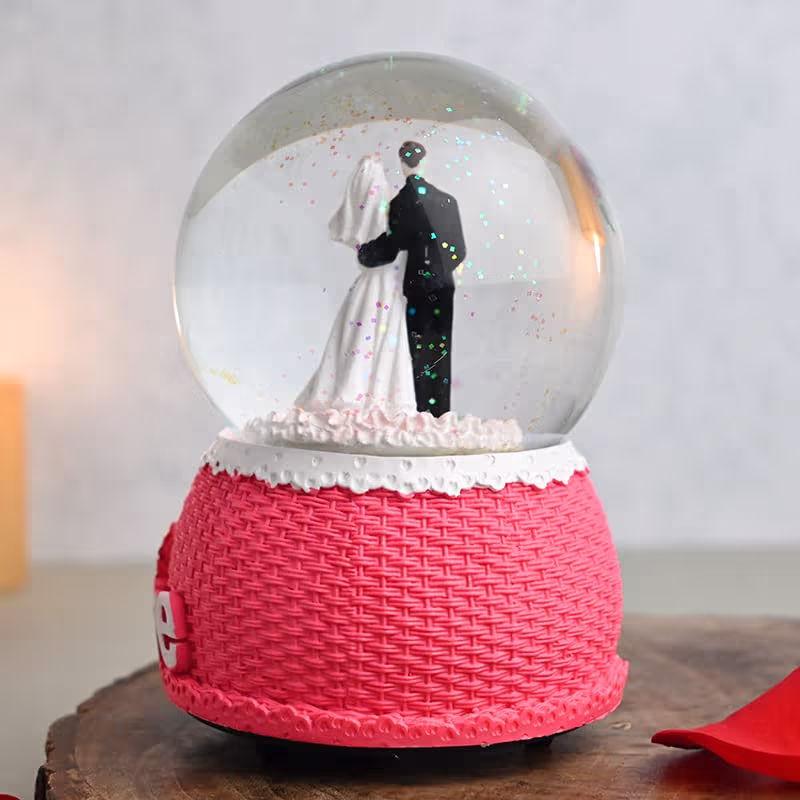 Floweraura Romantic Married Love Couple Snowglobe Showpiece Figurine Valentine's Gift for Girlfriend, Boyfriend, Husband/Wife, Girls & Boys