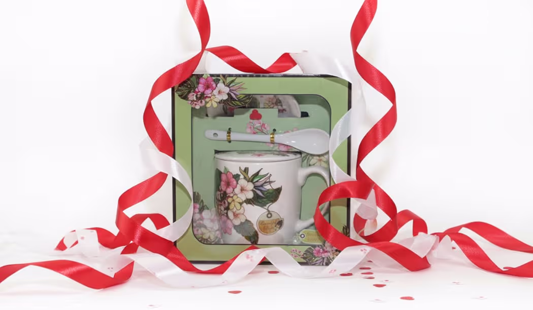 Ceramic Mug Gift Set with Lid & Spoon | 350 ml Coffee/Tea Cup| Premium Ceramic Gift Box Set for Birthday, Anniversary, Office & Home Use (Green),(Lavender),(Red) (Greencup)