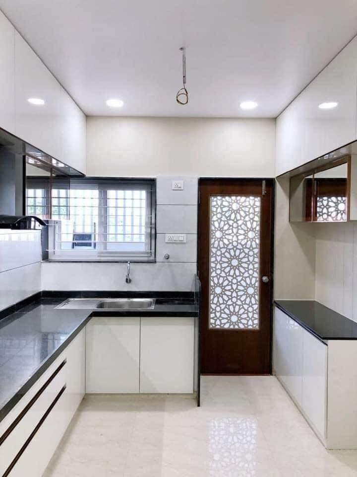 Simple Kitchen Design with L-Shaped Counter & Island