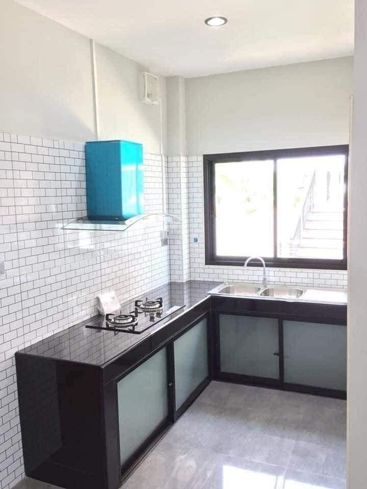 Simple Kitchen Design with Black Countertop and Grey Flooring