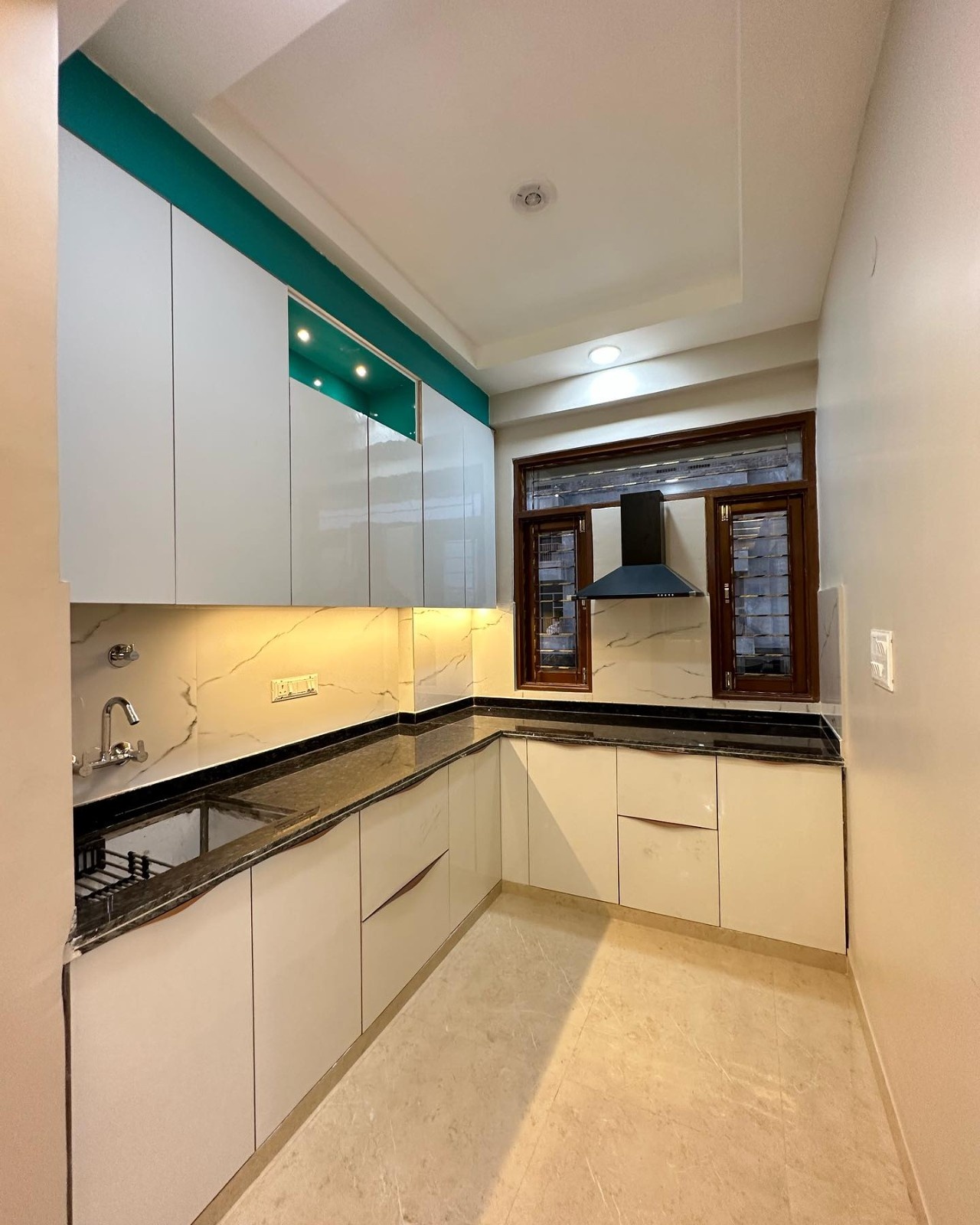 Modern Kitchen Cabinets Design Featuring L-Shaped Layout