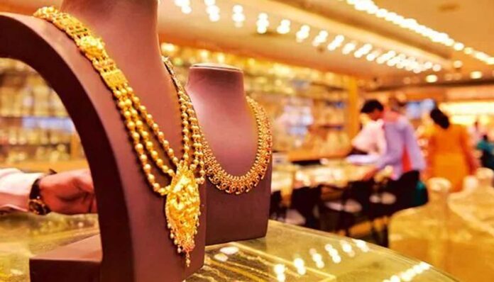 Gold price on August 19 | స్వ‌ల్పంగా త‌గ్గిన ప‌సిడి ధ‌ర‌.. తులం బంగారం ల‌క్ష‌కి పైనే