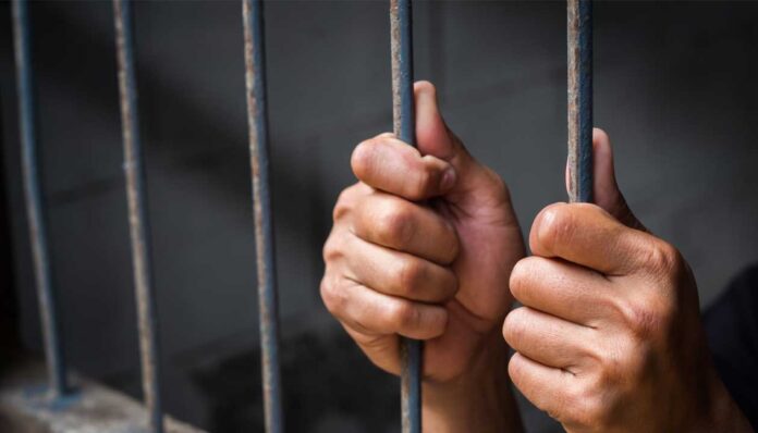 Nizamabad Police | అర్ధరాత్రి వరకు తెరిచి ఉంచిన హోటల్​.. ఒకరికి జైలు