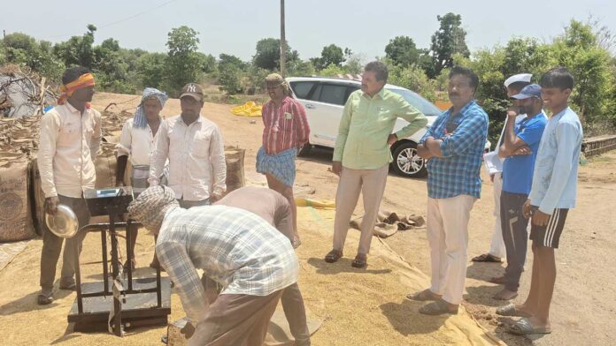 farmers Additional Collector Victor | కేంద్రాల్లో రైతులకు సౌకర్యాలు కల్పించాలి