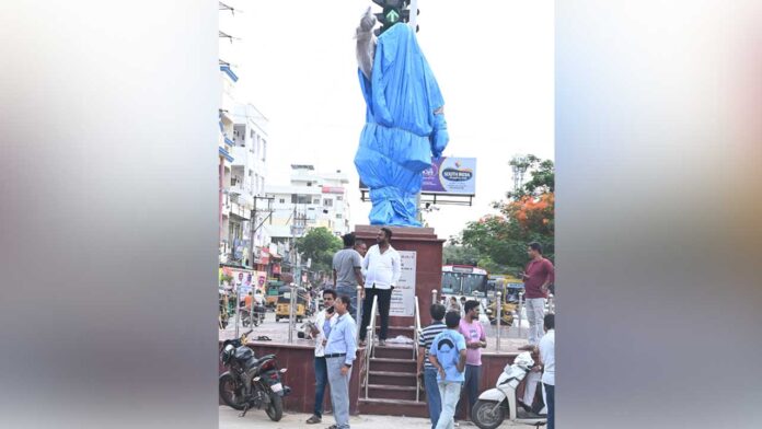 DS Statue