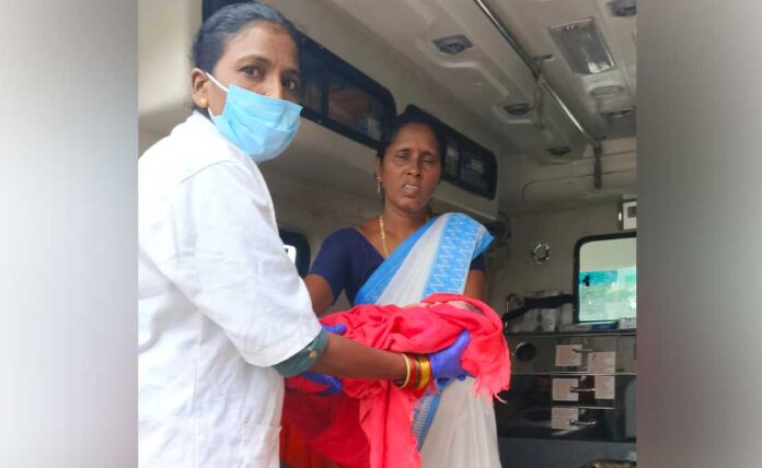 108 Ambulance​ | 108 సిబ్బంది సమయస్ఫూర్తి.. వాహనంలోనే గర్భిణికి ప్రసవం