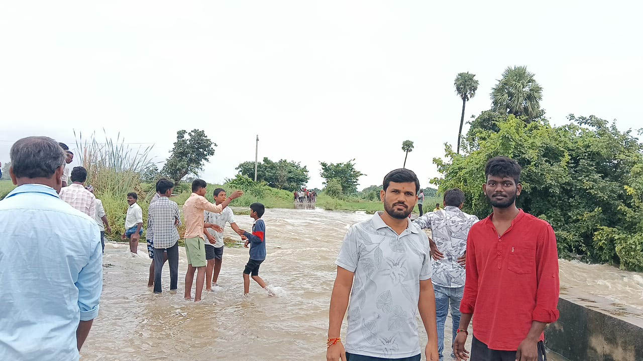 Heavy rains monitoring | భారీ వర్షాలు.. రాత్రంతా ఎమ్మెల్యే లక్ష్మీకాంతారావు పర్యవేక్షణ.. నేడు ఆ ప్రాంతంలో బడులకు సెలవు