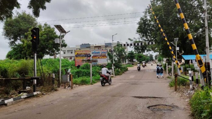 Railway gate