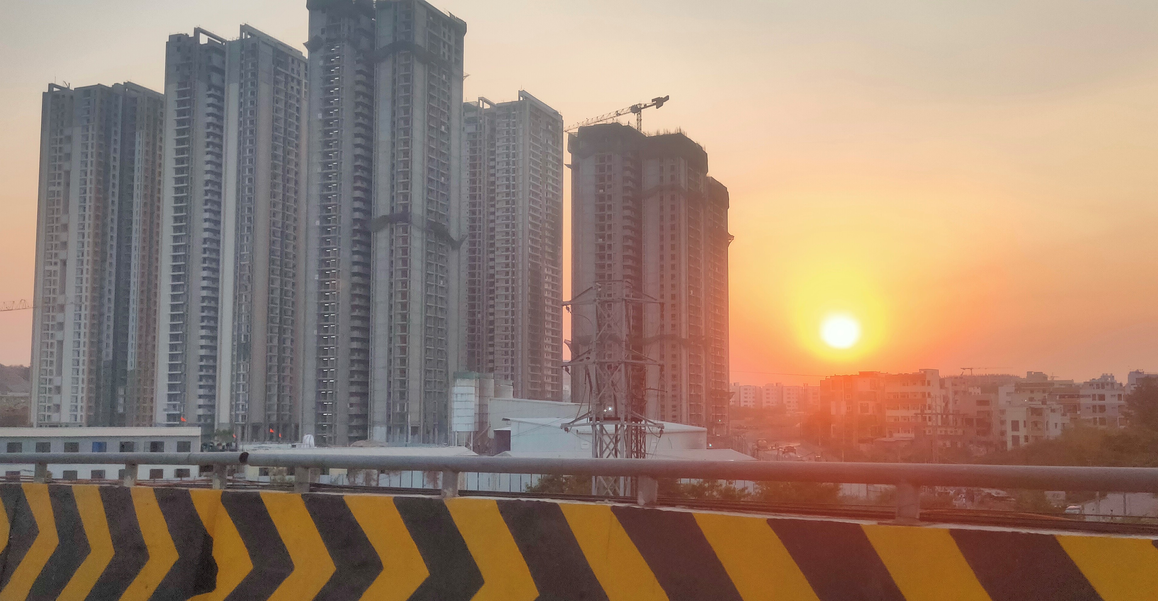 హైటెక్ సిటీ ఫ్లై ఒవర్ పక్కన నిర్మాణంలో ఉన్న 40 అంతస్తుల భవనం వద్ద సూర్యుని అస్తమయం ఇలా దర్శనమిచ్చింది.