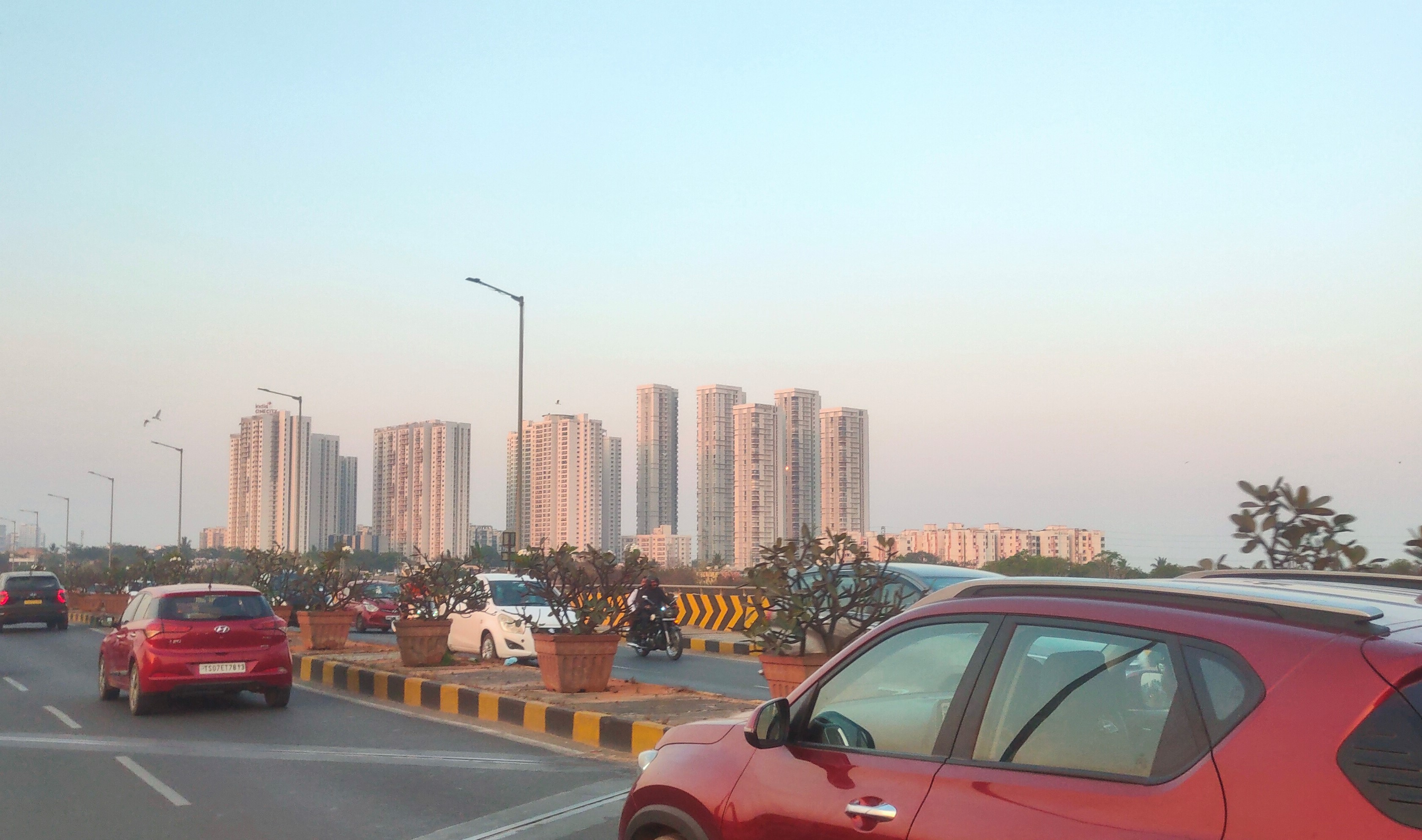 పేకమేడలను తలదన్నేలా కనిపించే హైదరాబాద్ భవన నిర్మాణాలు