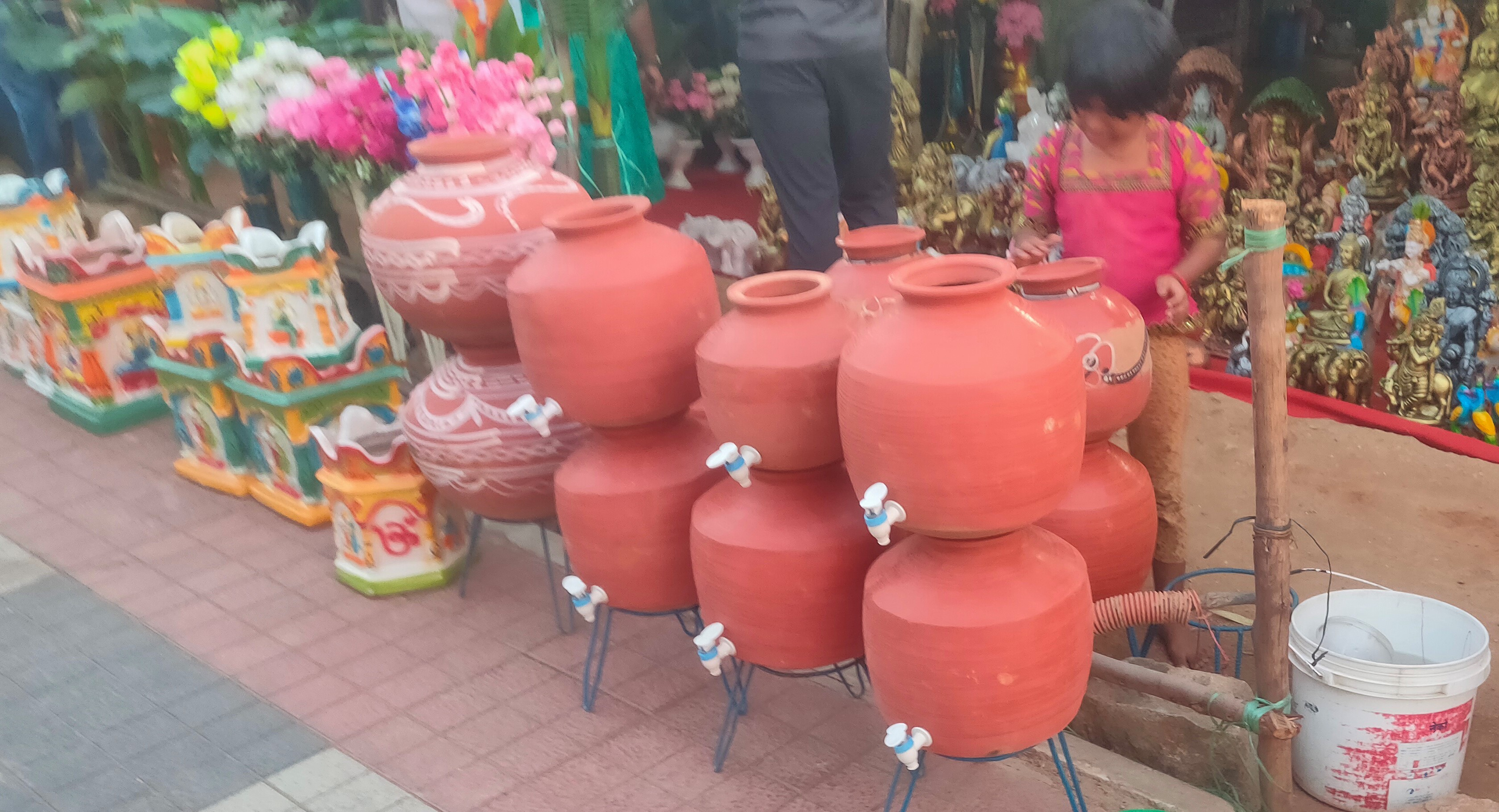 జిల్లుమనే నీటిని అందించే ఎర్రమట్టి కుండలు