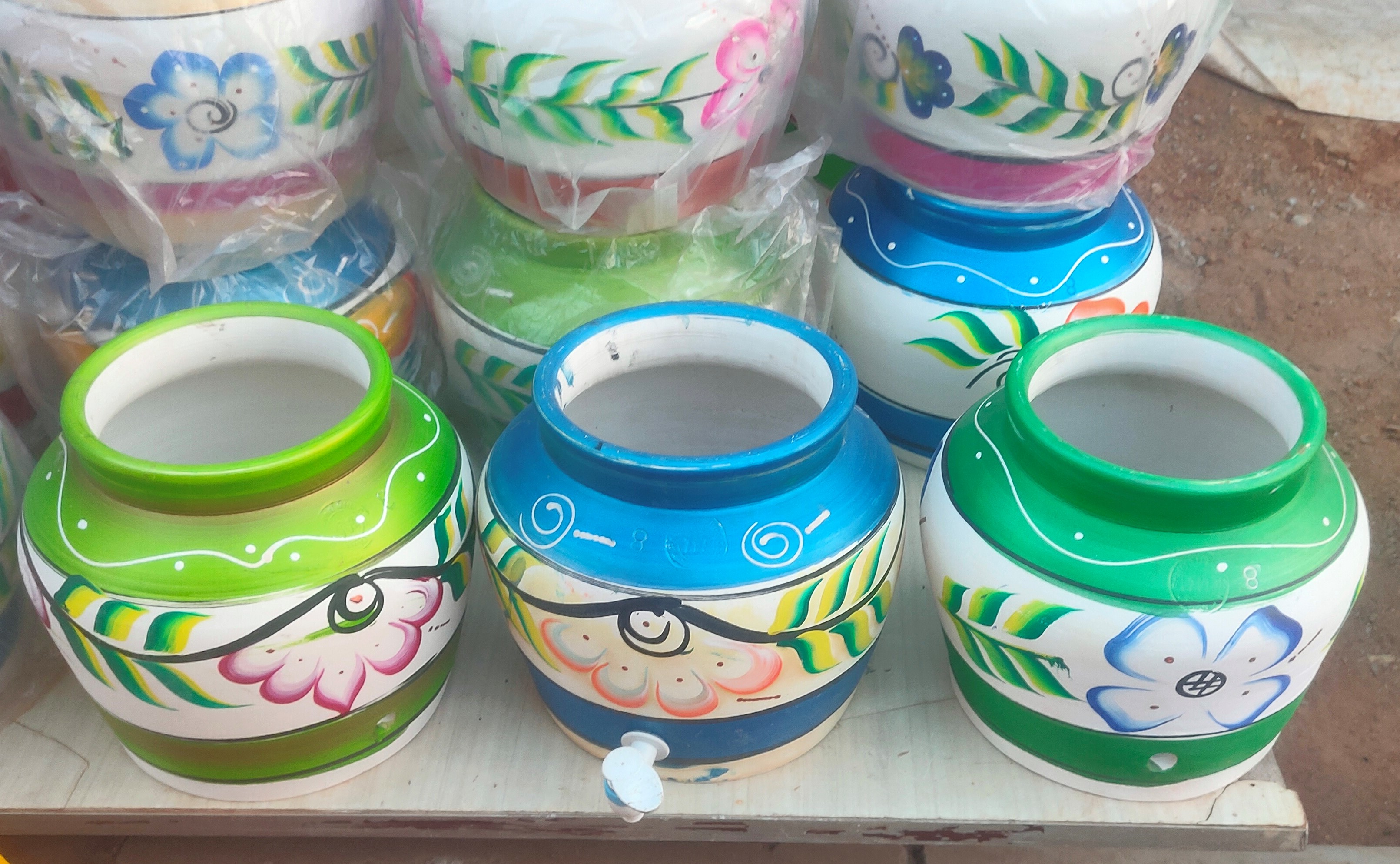 నగర వాసులకు ఆకట్టుకునేలా తయారీదారుల సృజన. కాలానికి తగ్గట్టుగా మారుతున్న నీటికుండల సింగారం, ఆకారం. 