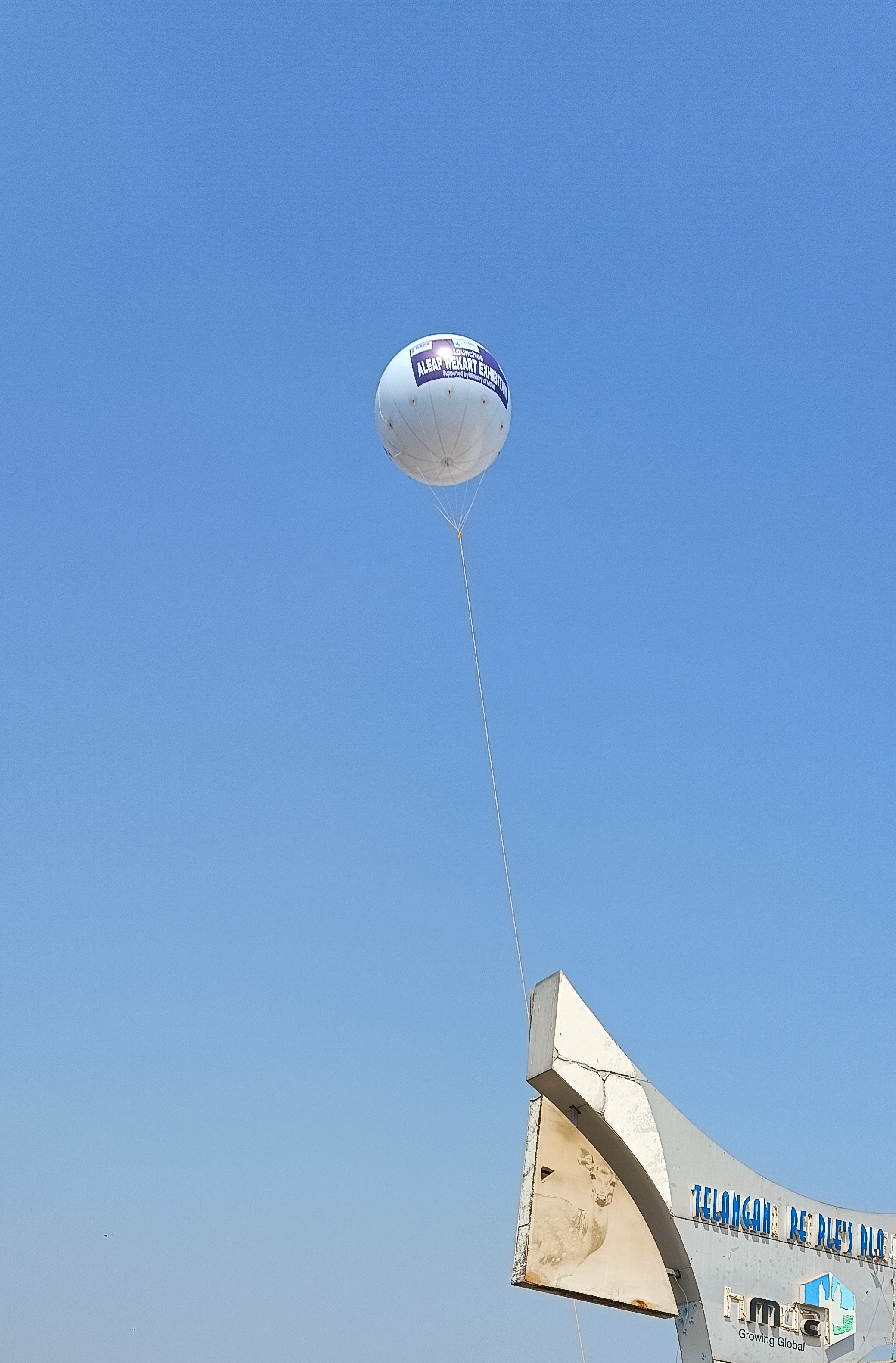 దీనికి సంబంధించి గాల్లో కి బెలూన్ ఎగురవేసిన చిత్రం