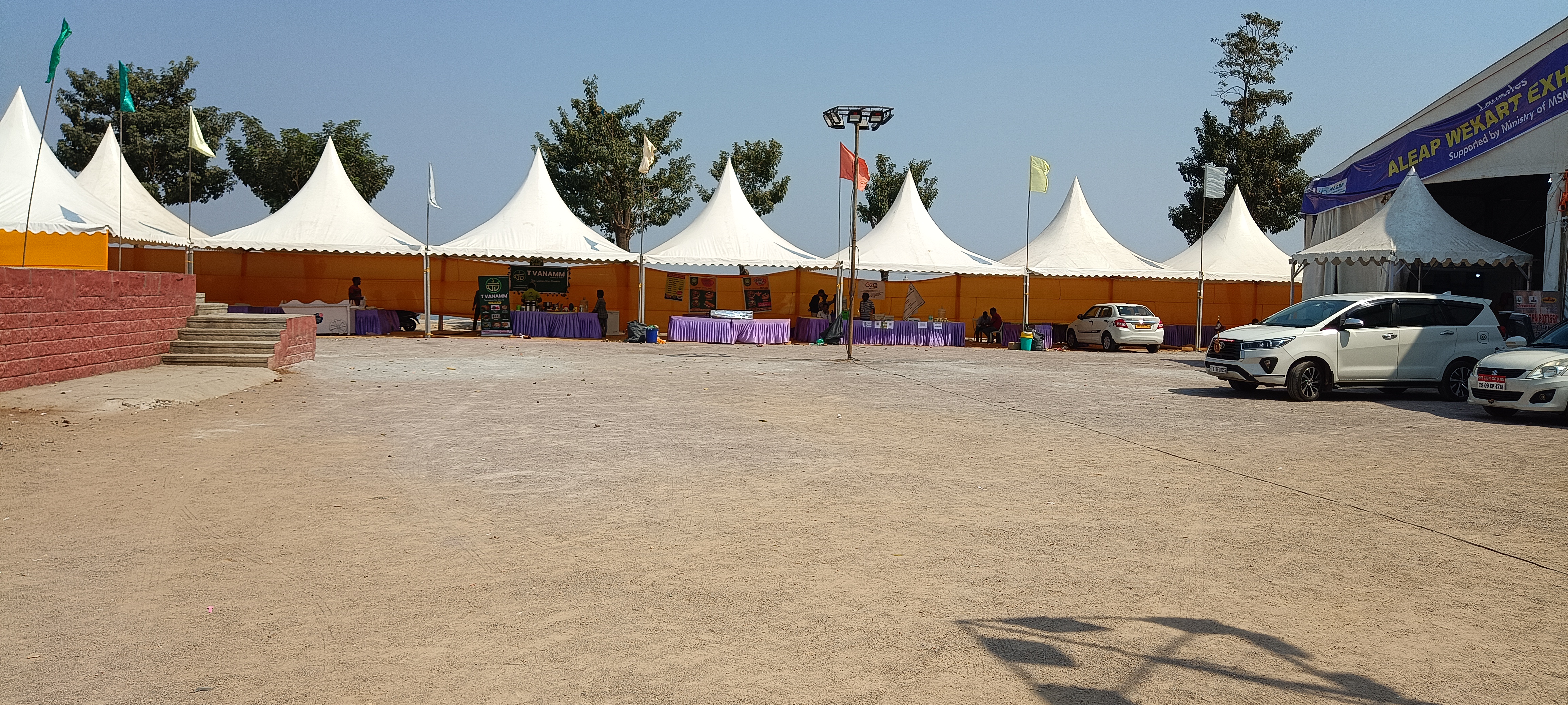 పీపుల్స్ ప్లాజా గ్రౌండ్ మొత్తం ఇలా గూడారాలు ఏర్పాటు చేశారు.