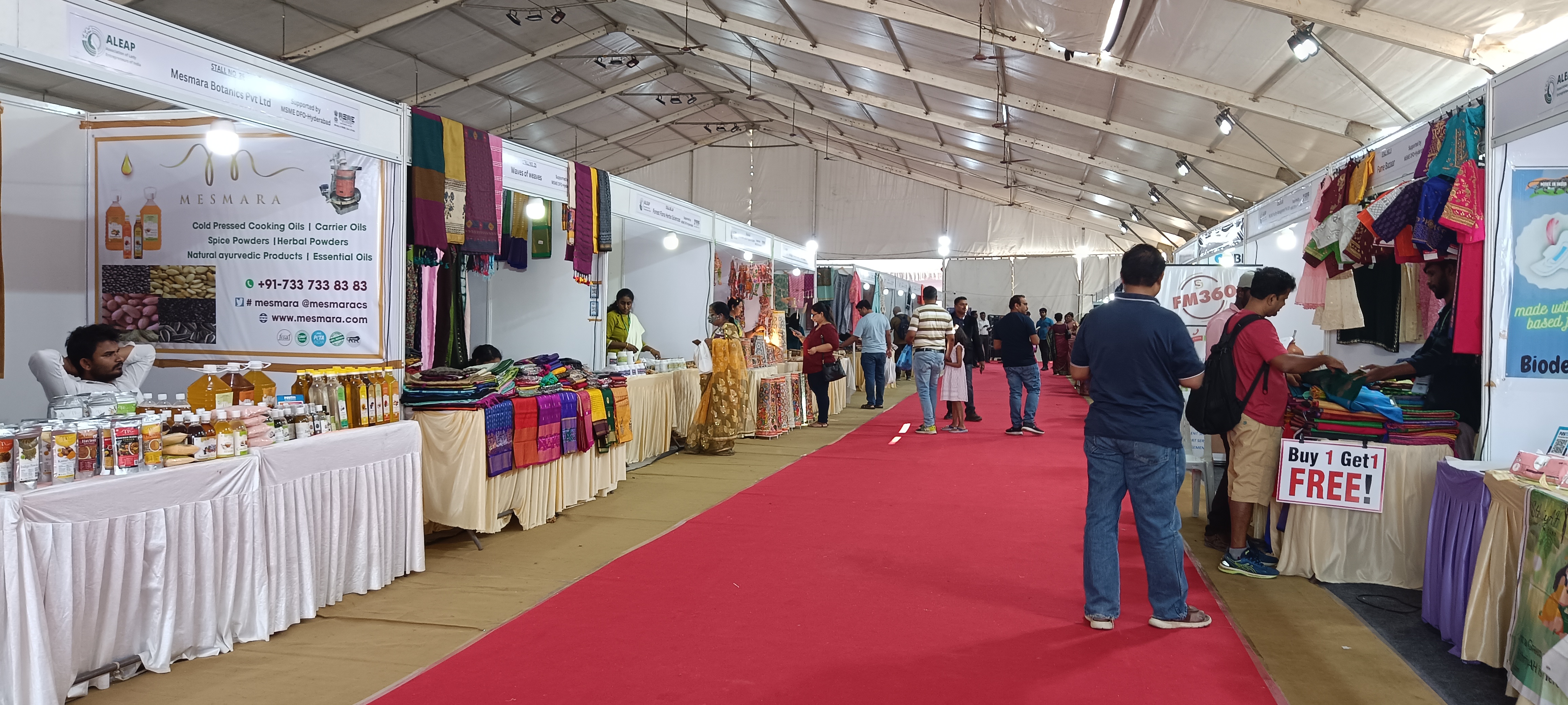 స్టాల్స్ చూసేందుకు తరలిలవచ్చిన పబ్లిక్