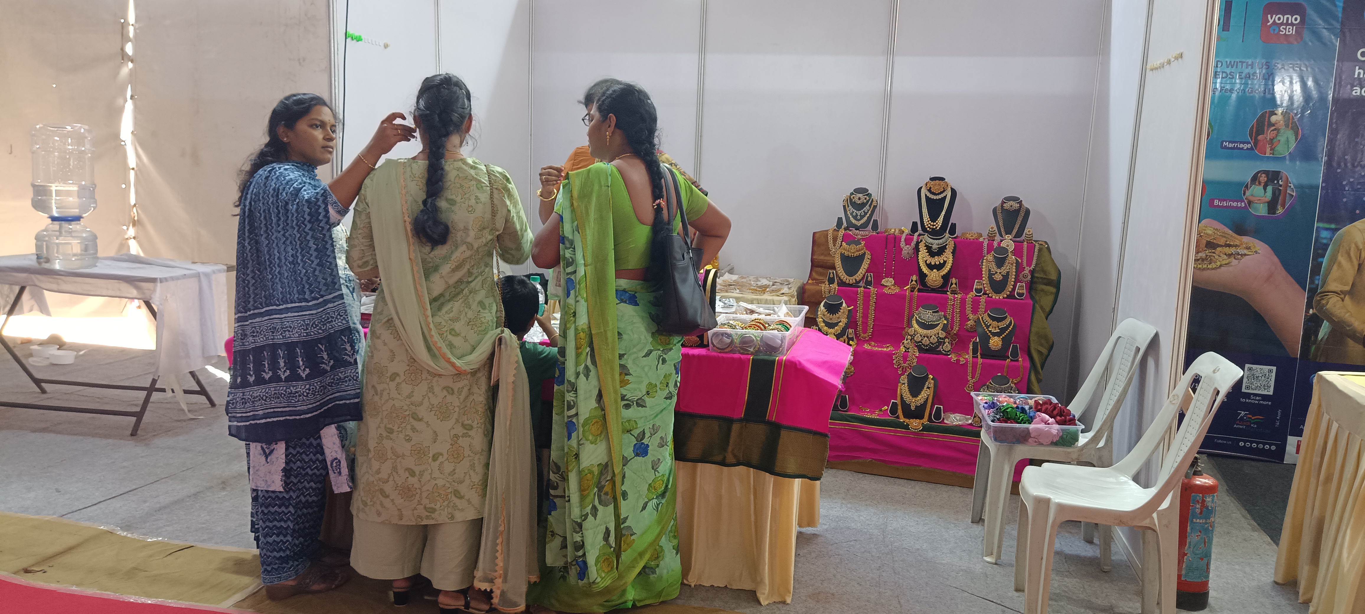 జువెలరీని కొనేందుకు ఉత్సాహం చూపుతున్న మహిళలు