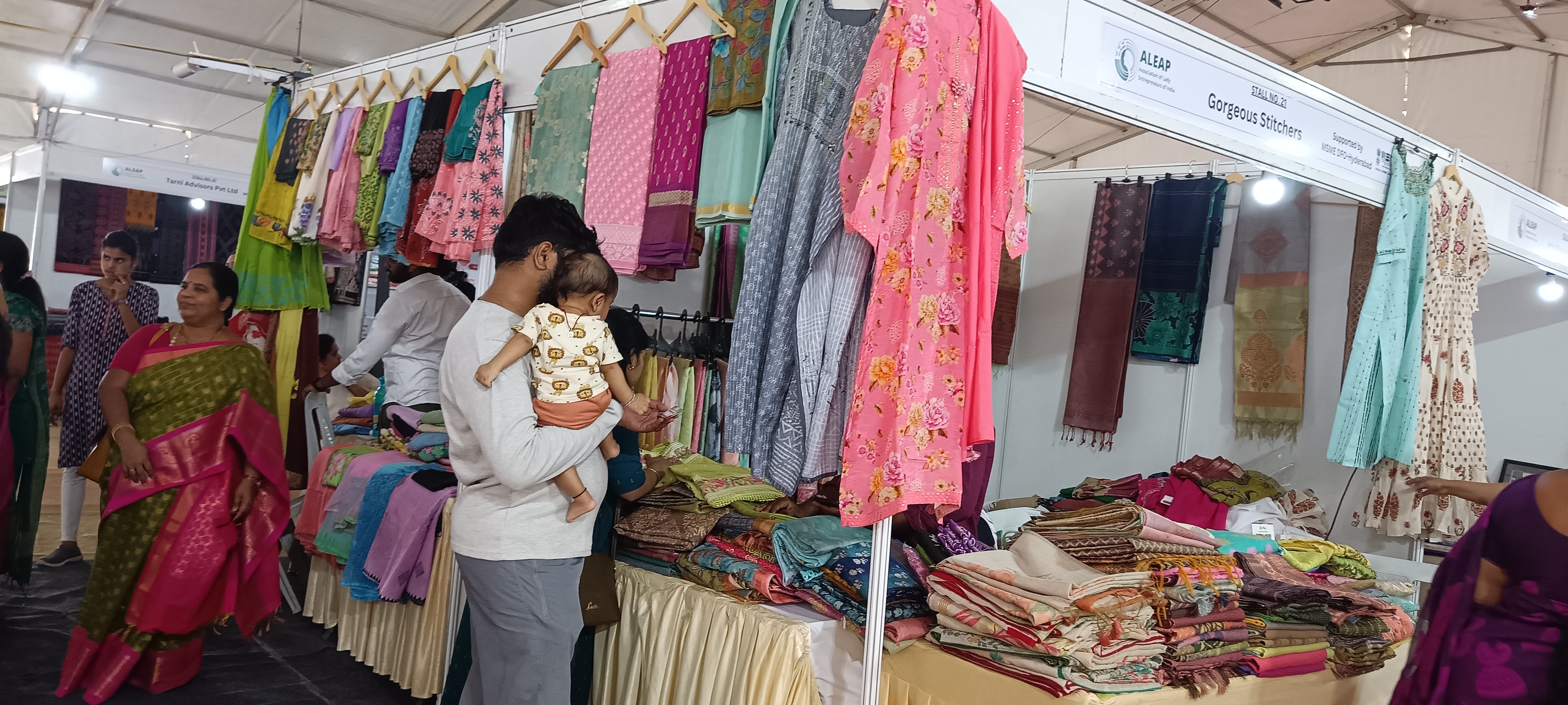 మహిళలకు కావల్సిన పంజాబీ డ్రస్సులు చేనేత చీరలు 