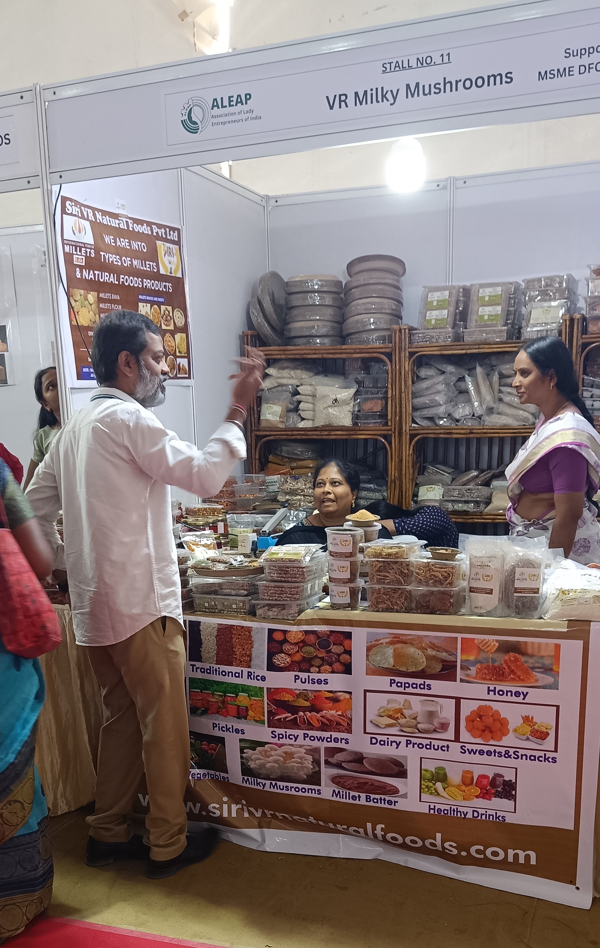 ఇంట్లో చేసిన రకరకాల తినుబండారాలను విక్రయించేందుకు ఉంచారు.