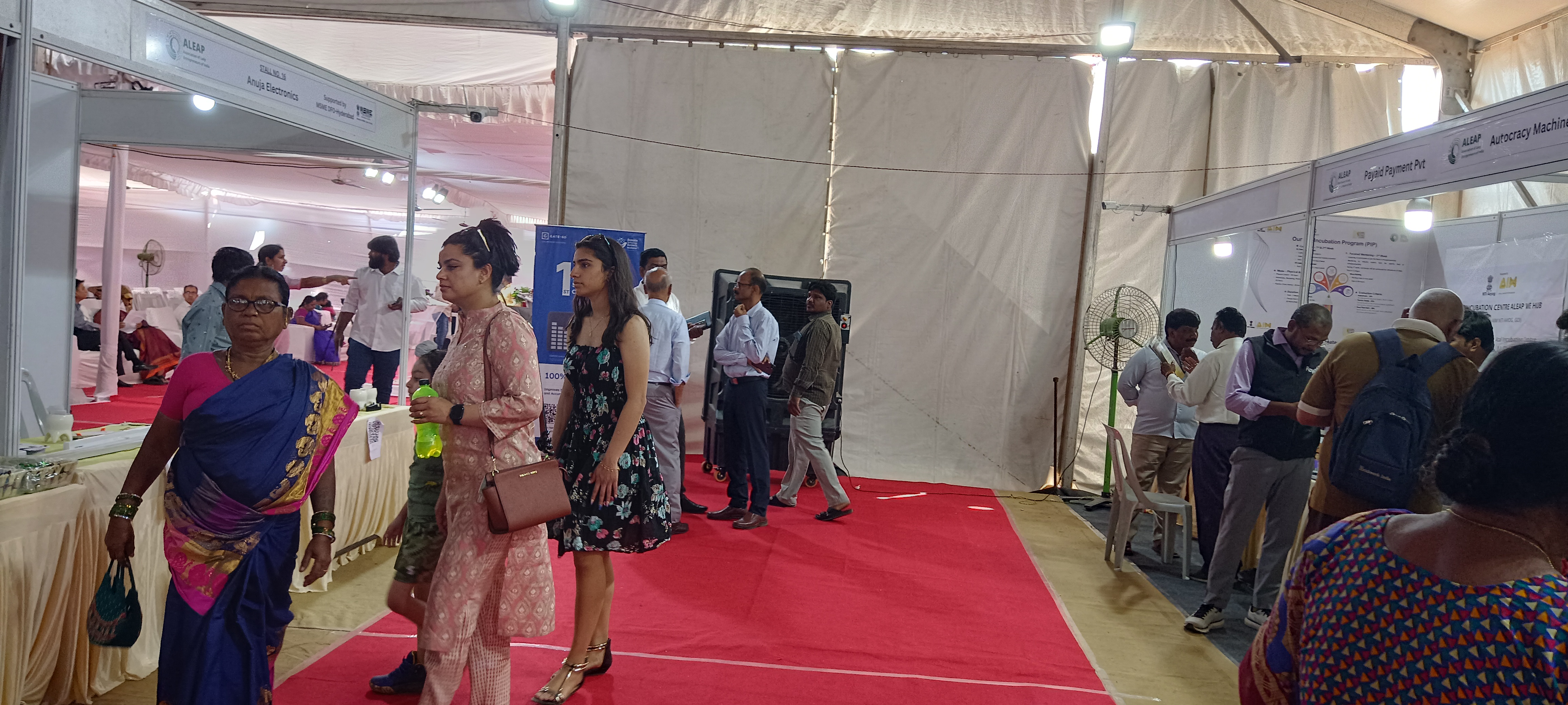 ఎగ్జిబిషన్ ను చూసేందుకు ఆసక్తి కనబరుస్తున్న యువతులు