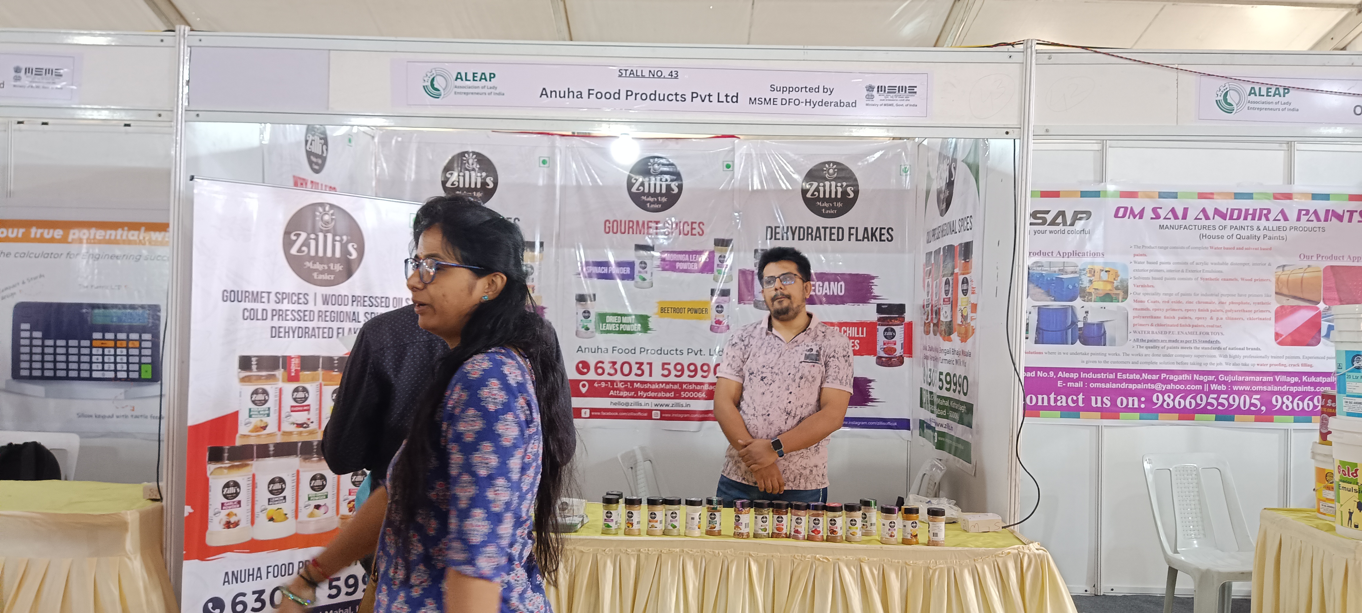 రకరకాల పొడులు, పచ్చళ్లు విక్రయిస్తున్న స్టాల్స్