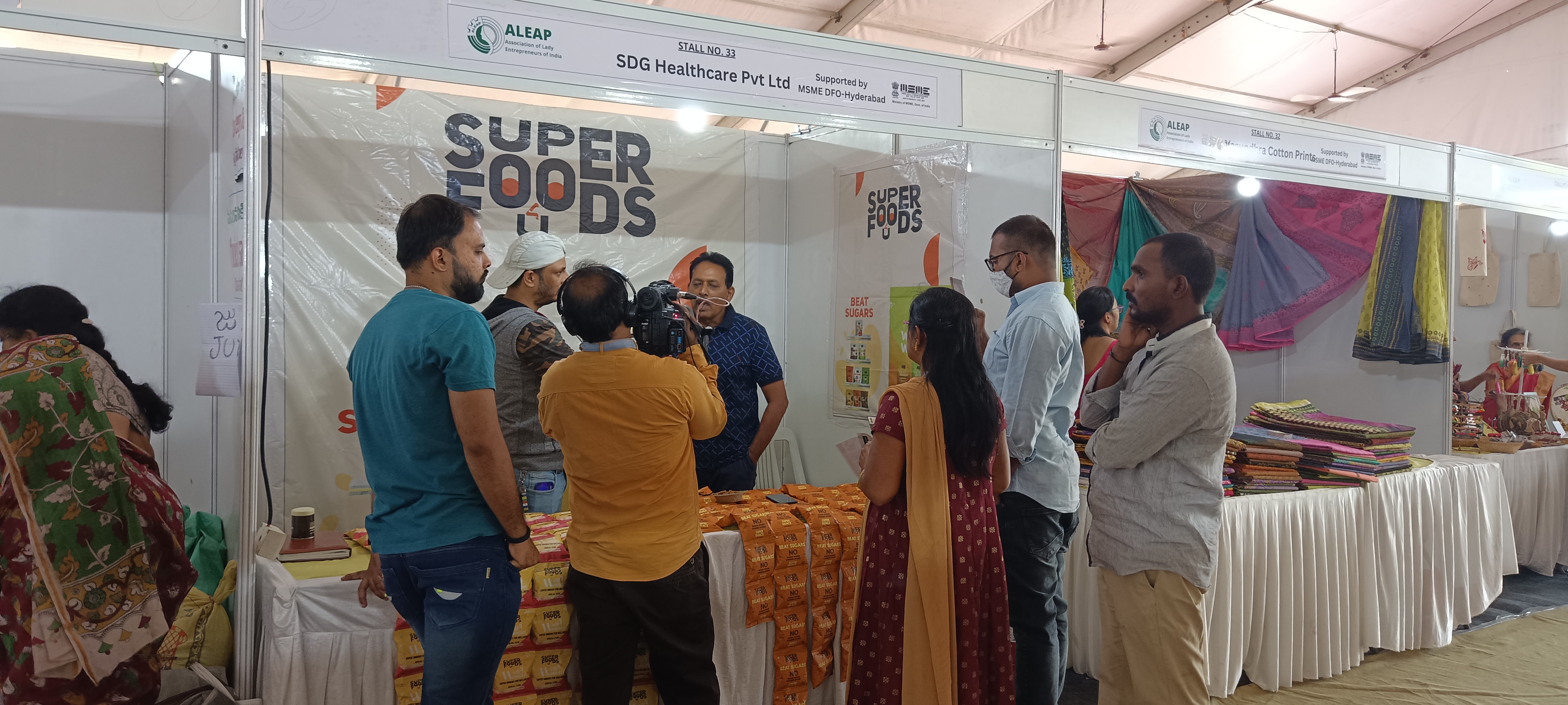 సూపర్ ఫుడ్స్ పేరుతో తినుబండారాలను 
ప్యాకింగ్ చేసి విక్రయిస్తున్న  దుకాణం 