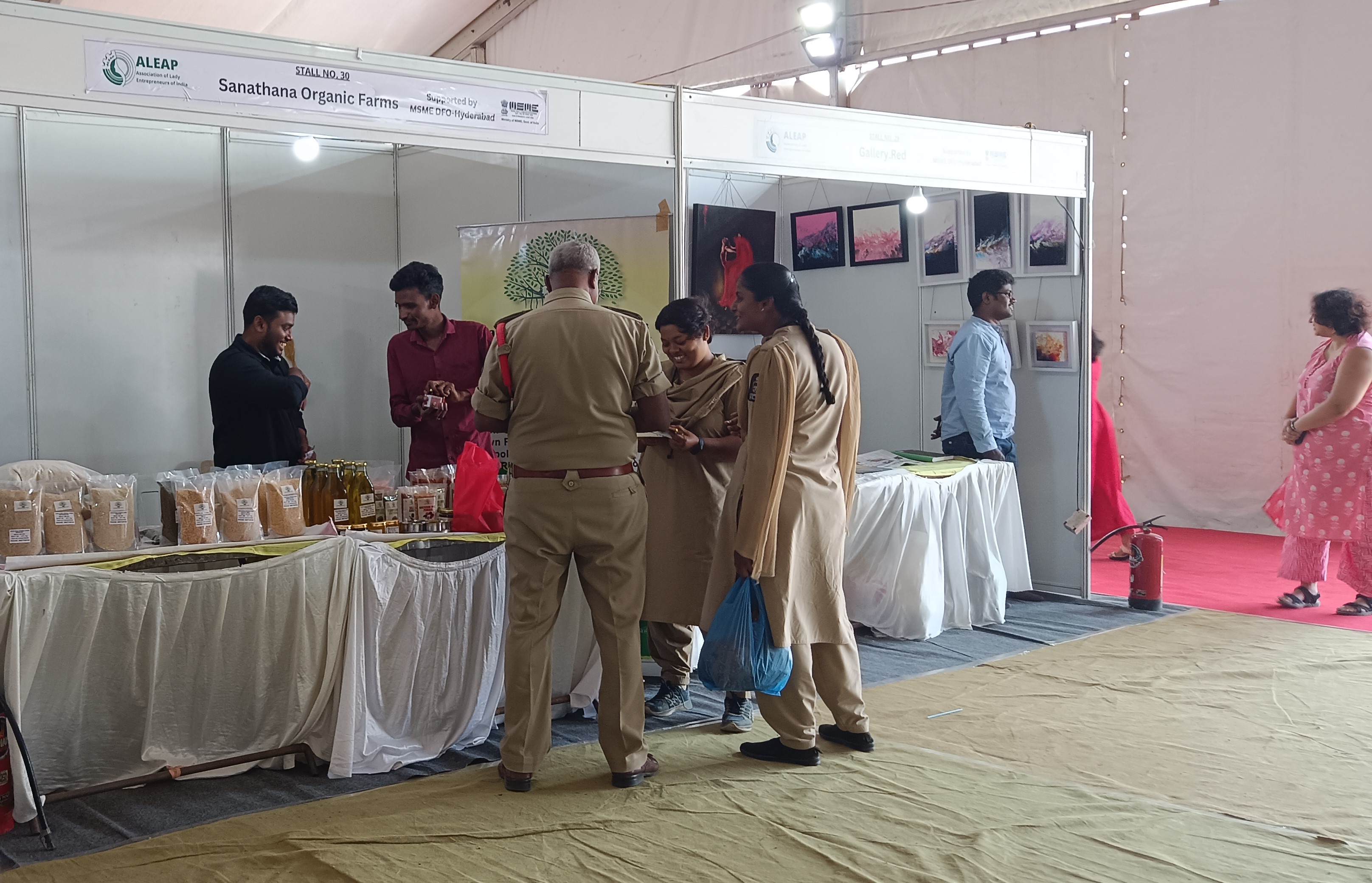 ఎగ్జిబిషన్లోని ఒక షాప్ వద్ద  
అక్కడి వస్తువుల గురించి ముచ్చటిస్తున్న పోలీసులు 