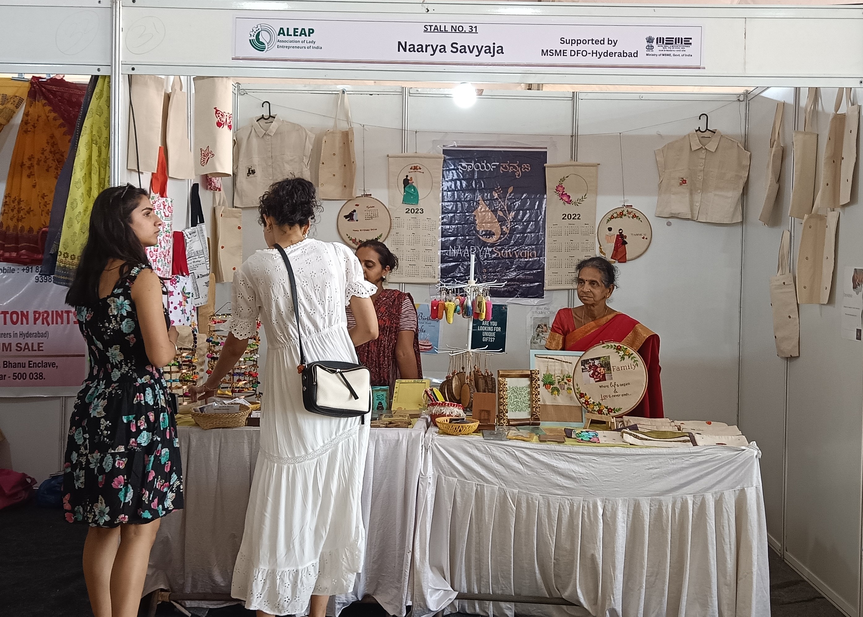 ప్లాస్టిక్ రహిత సమాజాన్ని నిర్మించడం కోసం జూట్ బ్యాగులను విక్రయిస్తున్న దుకాణదారులు