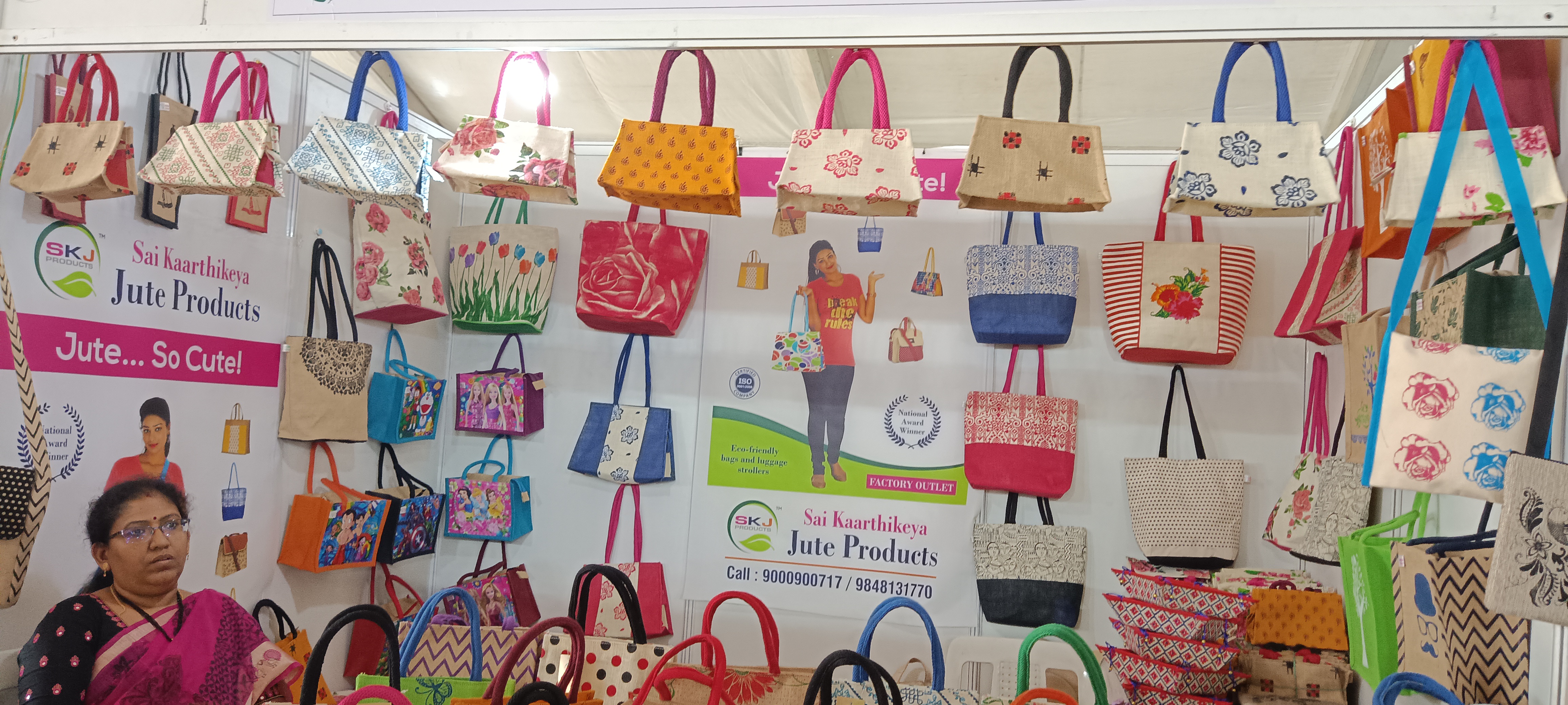 రకరకాల ఆకర్షణీయమైన రంగుల్లో చేతితో తయారు చేసిన హ్యాండ్ బ్యాగులు