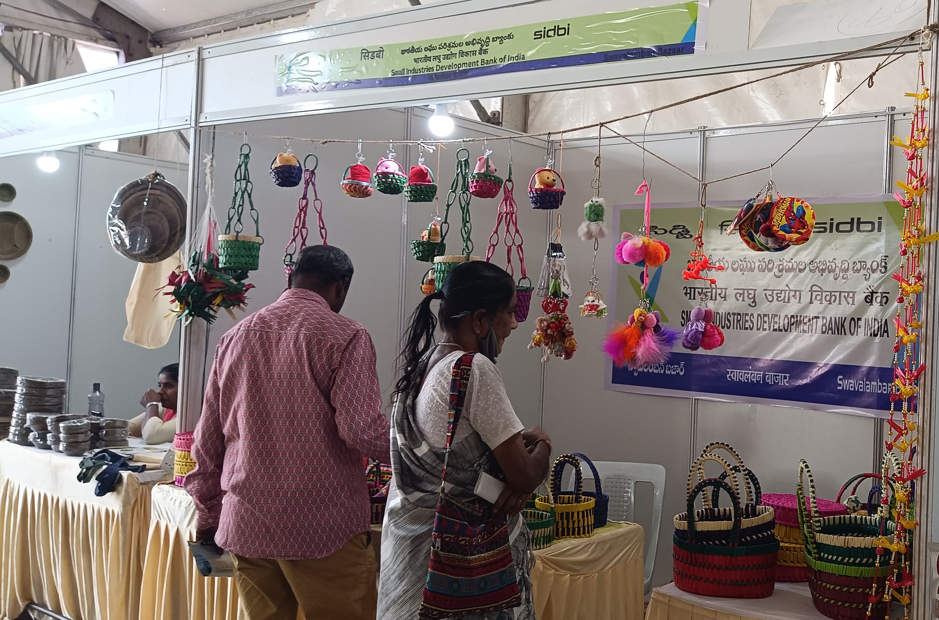 ఆదివారం కావడంతో కొనేందుకు, చూసేందుకు తరలివస్తున్న జనం