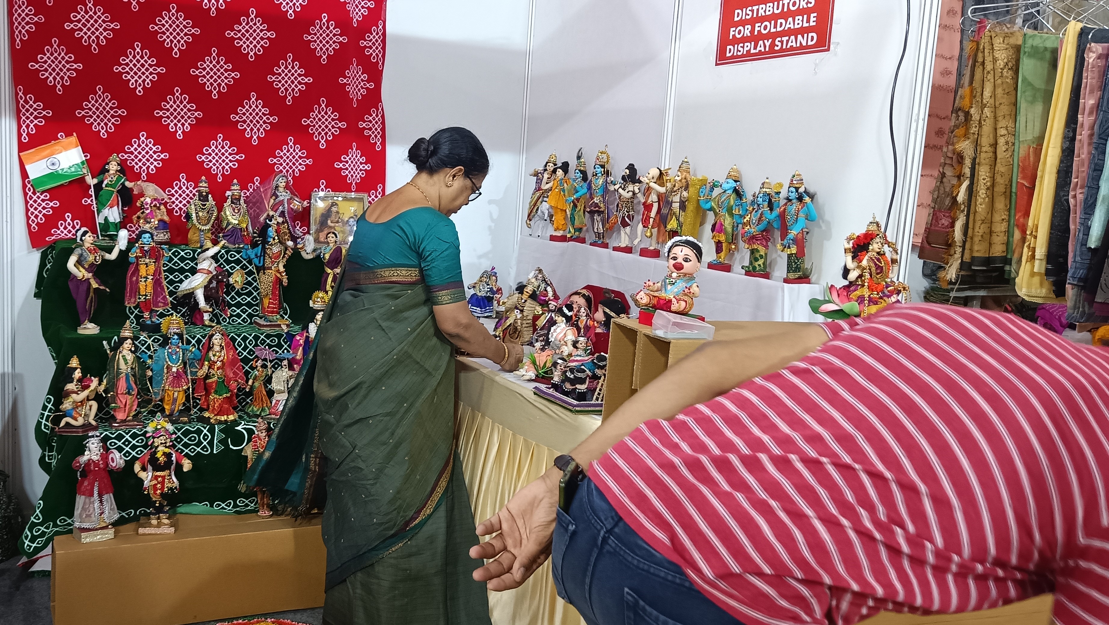 ప్లాస్టిక్ బొమ్మలకు ధీటుగా పోటీనిచ్చే చెక్క, మట్టి బొమ్మలు