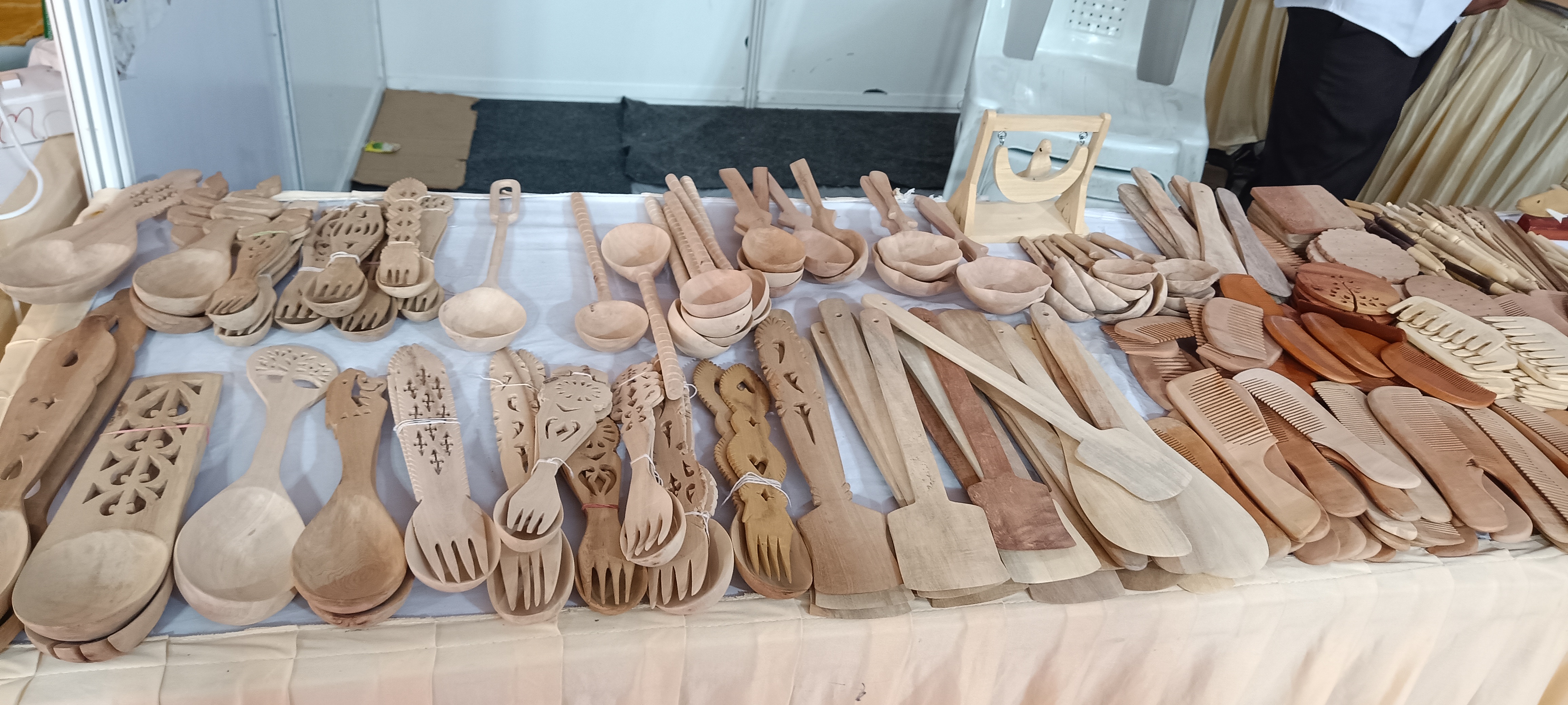 మనకు నిత్యం ఉపయోగపడే వస్తువులను చెక్కను ఉపయోగించి చక్కగా చేతితో చేసిన అద్భుతమైన కళా ఖండాలు.