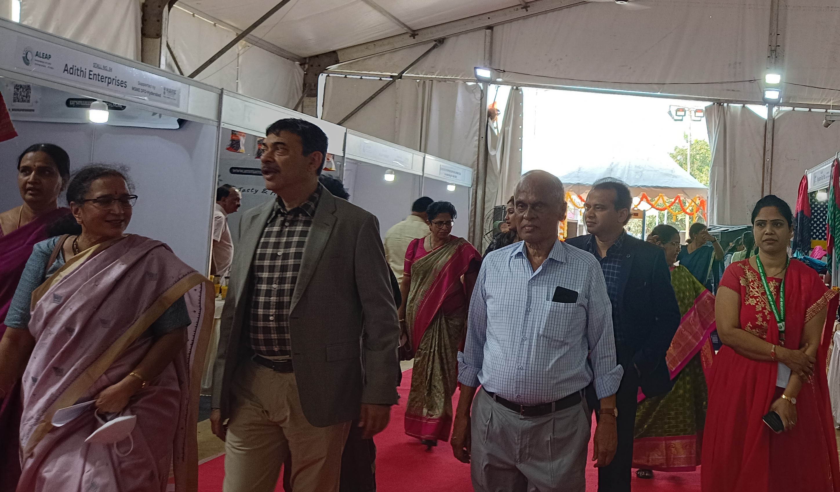 ఎగ్జిబిషన్ కు ముఖ్య అతిథిగా హాజరై.. స్టాల్స్ ను పరిశీలిస్తున్న తెలంగాణ పరిశ్రమల శాఖా ప్రదాన కార్యదర్శి జయేష్ రంజన్.