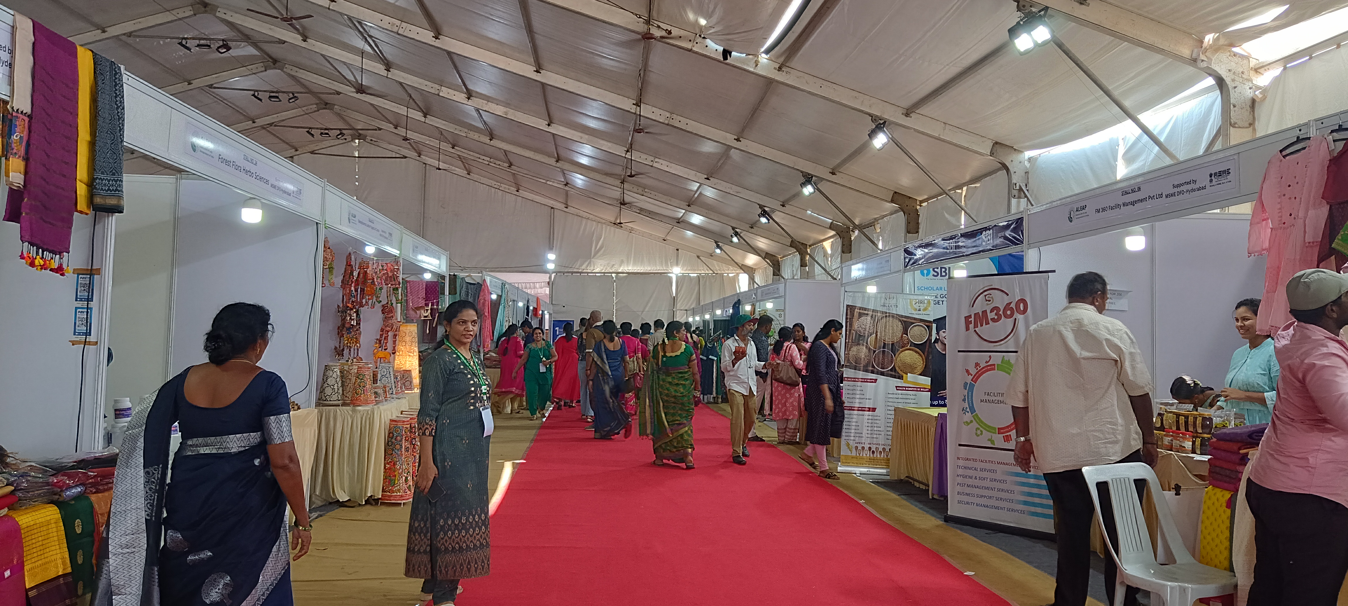 చాలా రకాలా షాపులను ఏర్పాటు చేశారు.