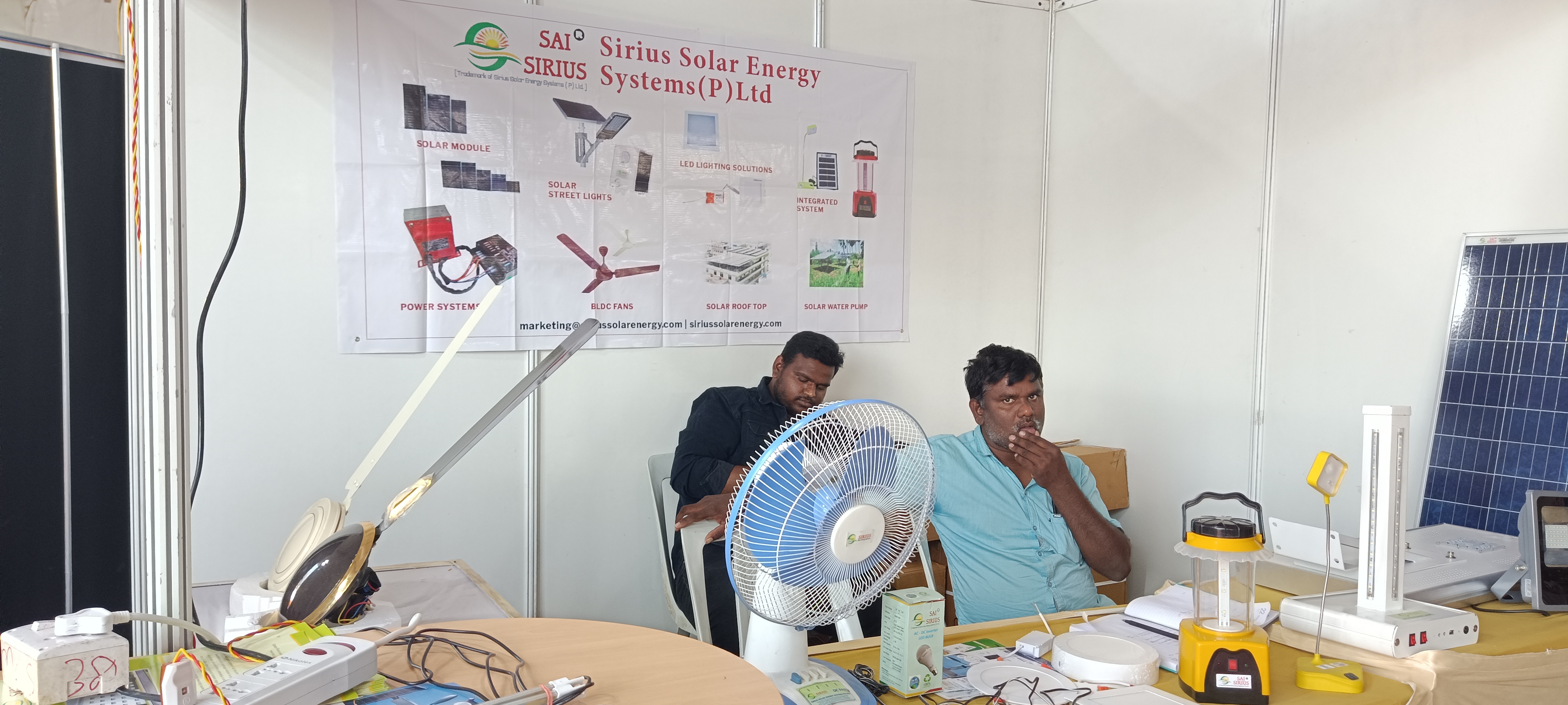 సోలార్ పవర్ ని ఉపయోగించుకొని మనకు కావల్సిన అన్ని ఎలక్ట్రానిక్ వస్తువులను వాడుకోవచ్చని అవగాహన కల్పంచేలా  ఒక షాపును ఏర్పాటు చేశారు.