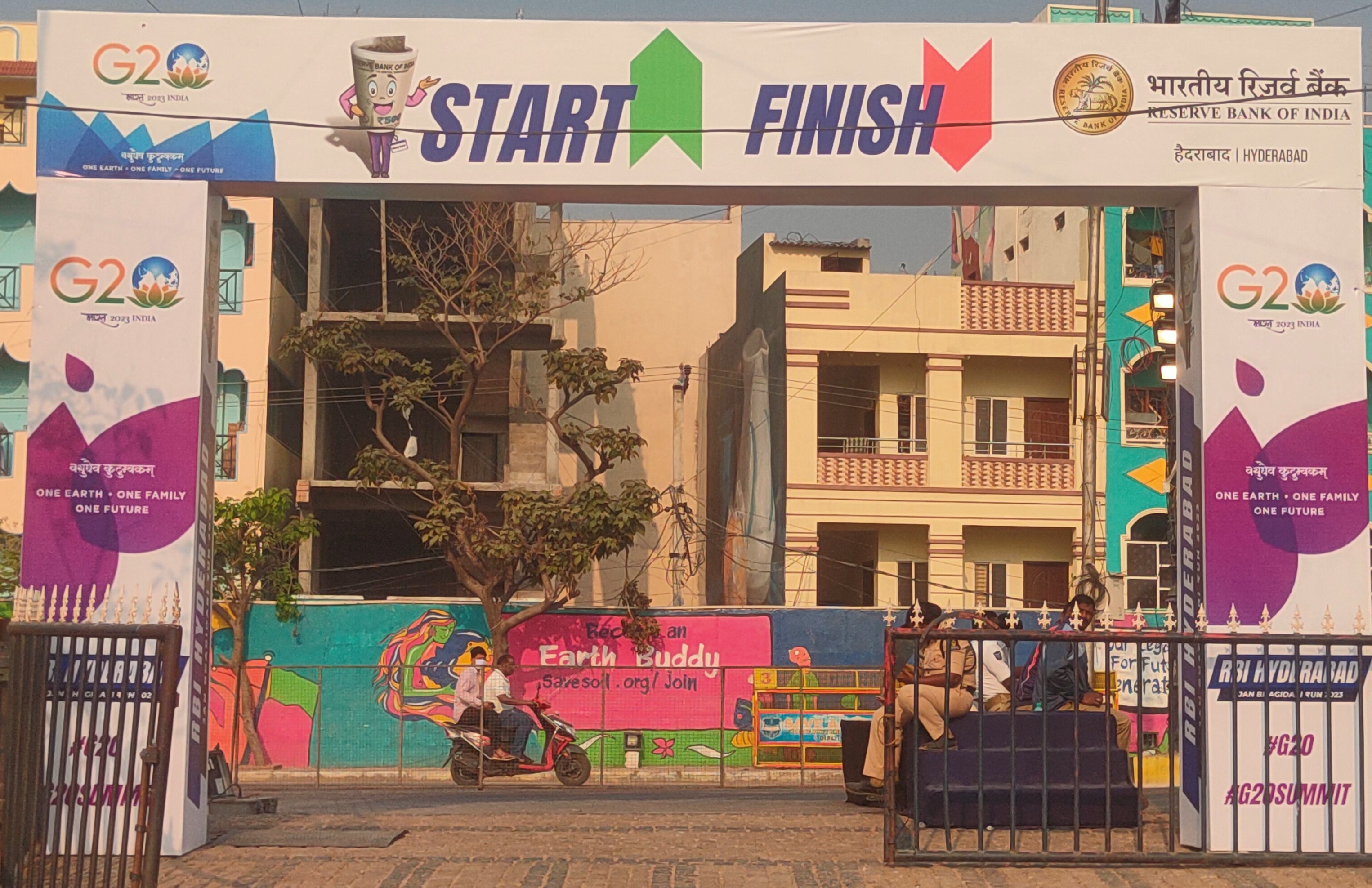 ఈవిధంగా ముఖద్వారాన్ని ఏర్పాటు చేశారు. 