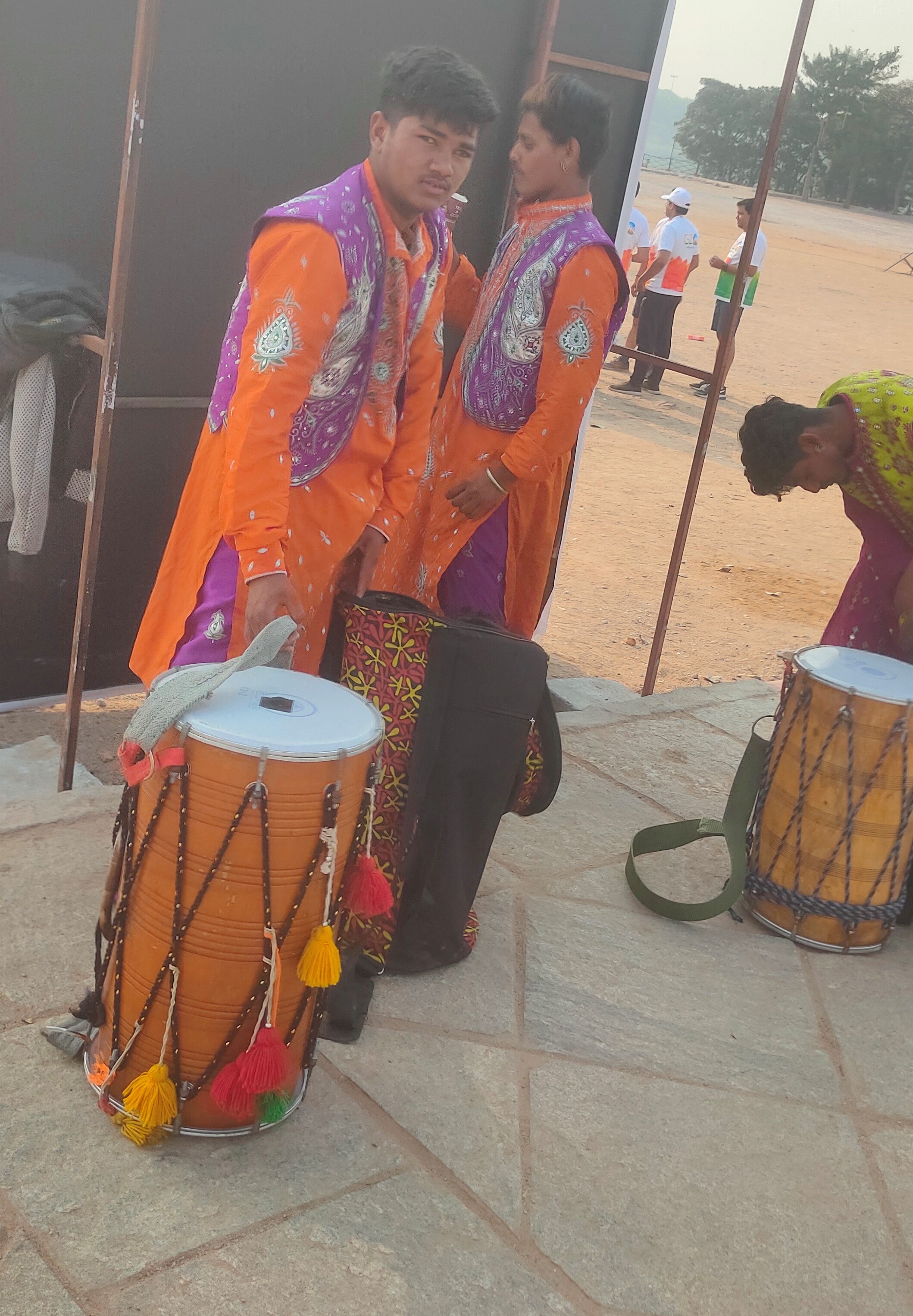 రాజస్థాన్ నుంచి డ్రమ్స్ కళాకారులను పిలిపించారు.