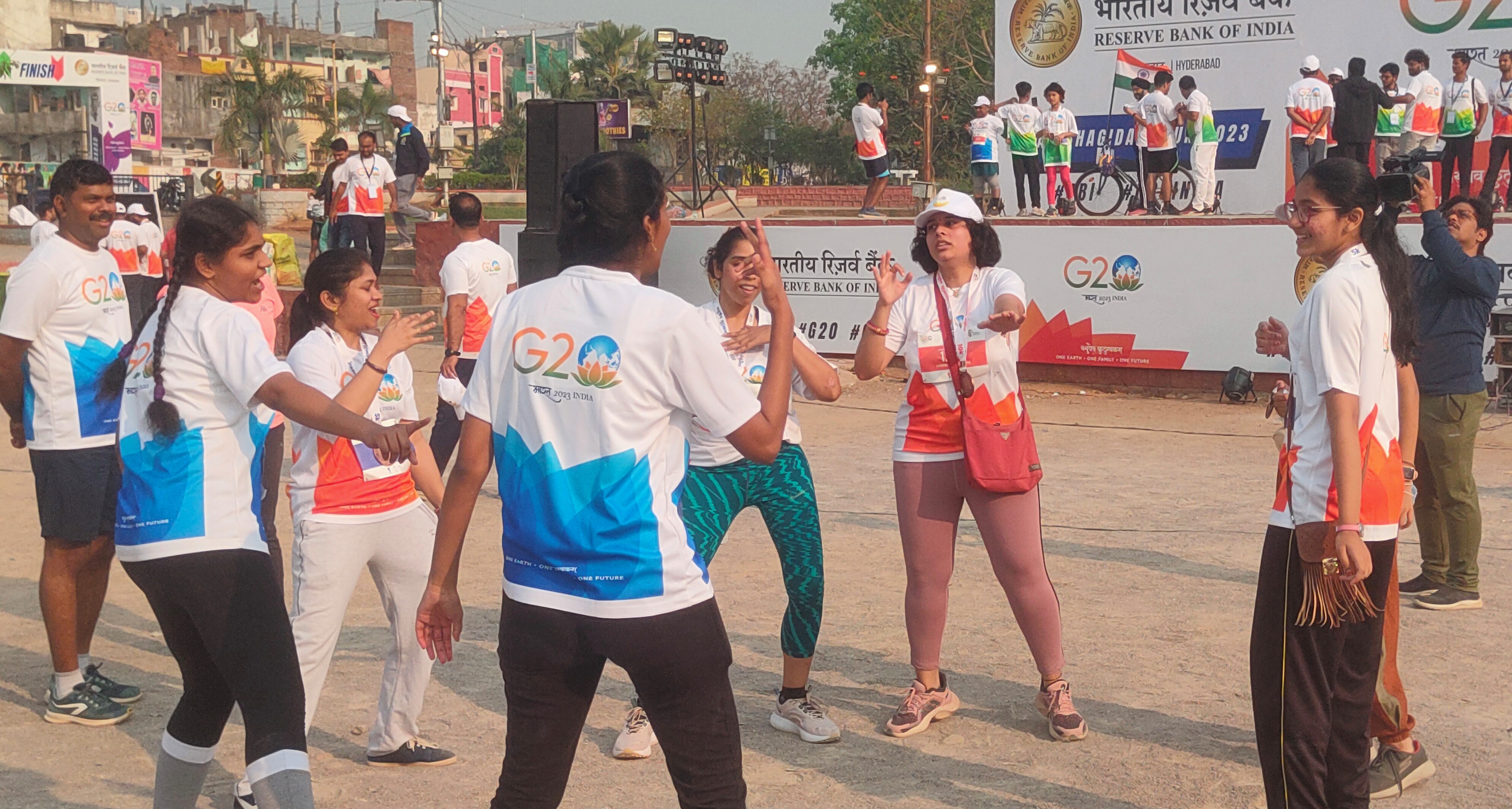 మహిళలు పెద్ద సంఖ్యలో పాల్గొని రకరకాల పాటలకు స్టెప్పులు వేస్తూ  సందడి చేశారు.