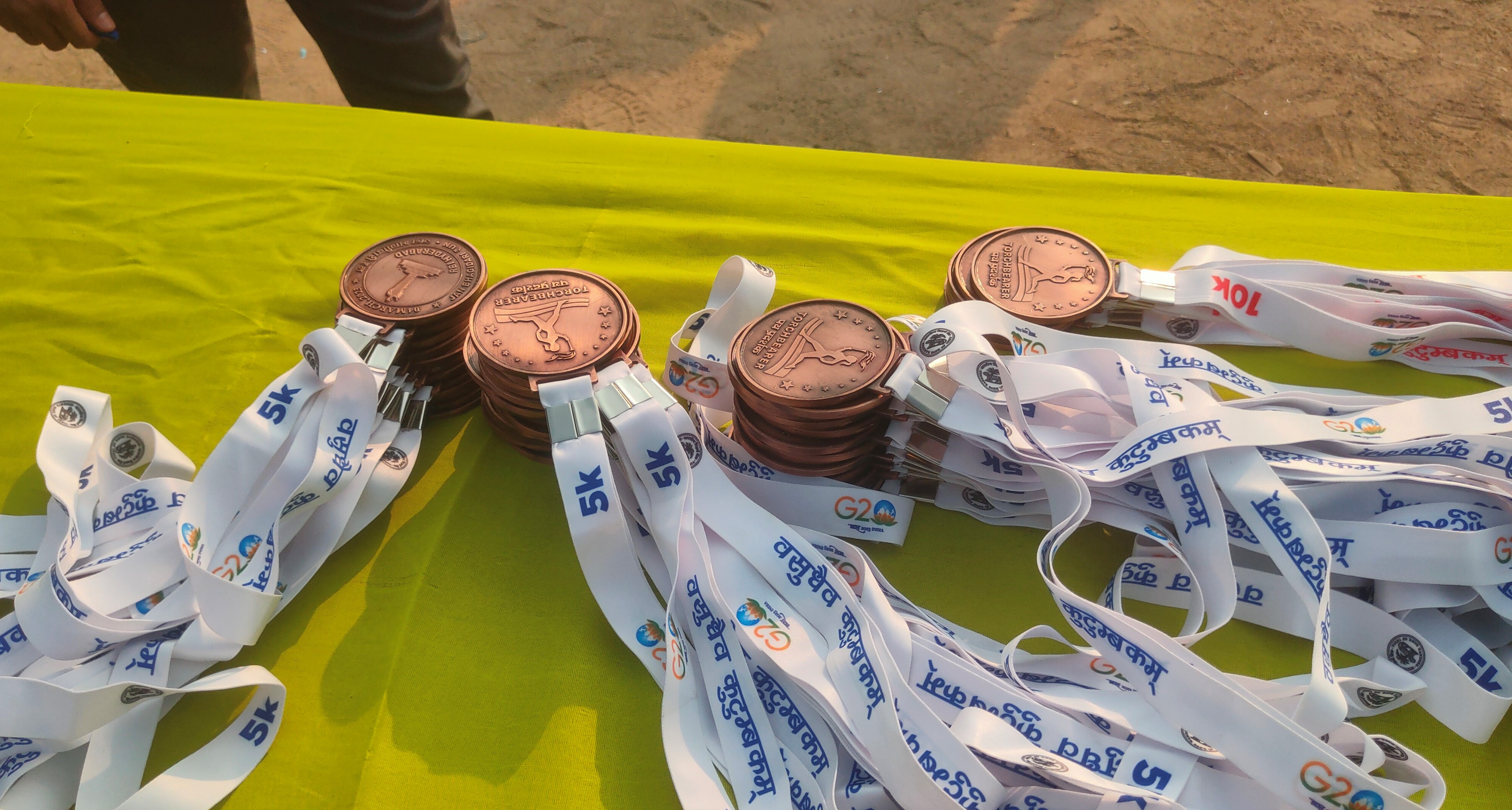 5కె, 10కె పేరుతో వేరు వేరు రిబ్బన్లతో కూడిన కాంస్య పథకాలు