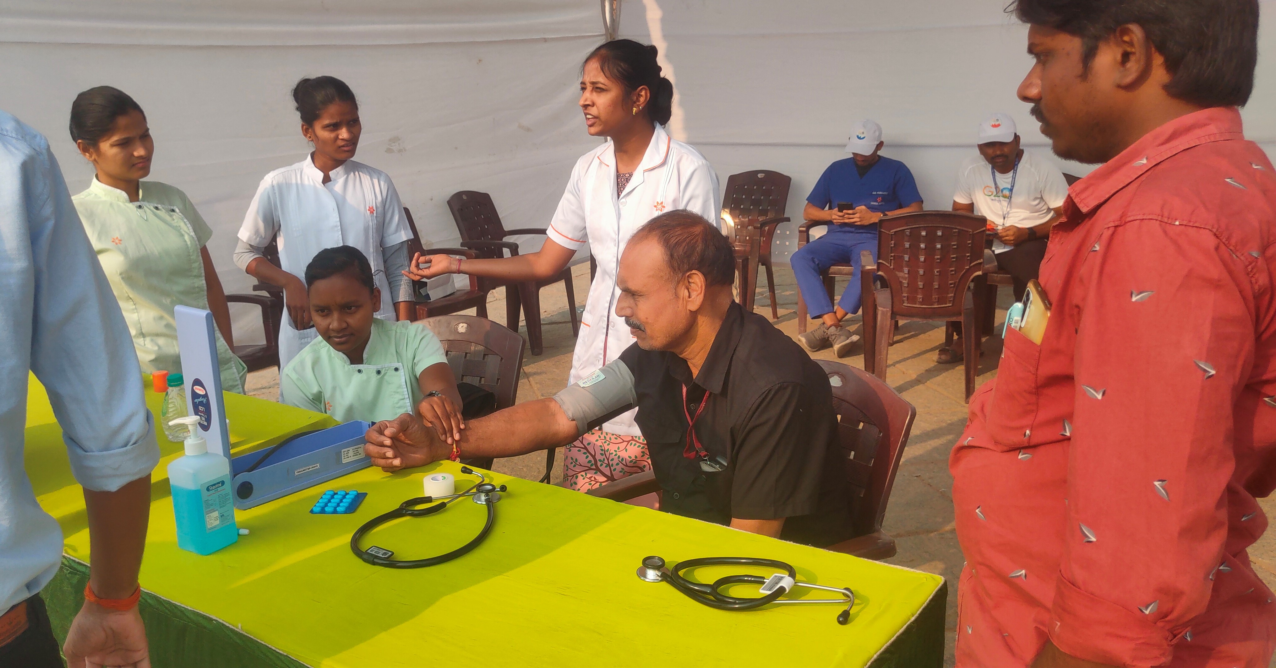 ఉచిత మెడికల్ చెకప్ కేంద్రాన్ని ఏర్పాటు చేసి బీపీ, షుగర్ పరీక్షలు నిర్వహించారు.