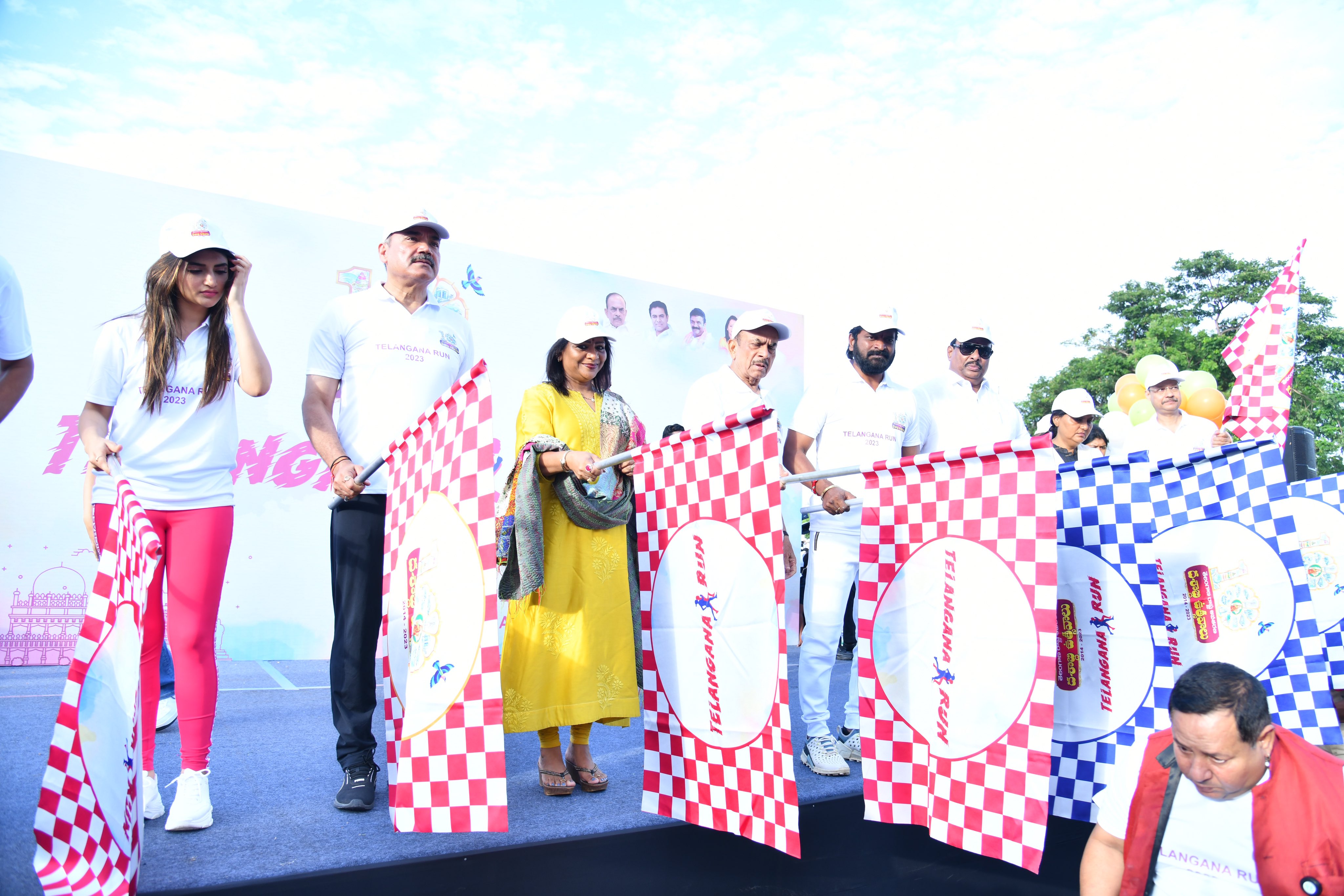 తెలంగాణ రన్ కార్యక్రమాన్ని ప్రారంభించేందుకు జండాలు చేతులో పట్టుకున్న మంత్రులు, ఎమ్మెల్లేలు, మేయర్