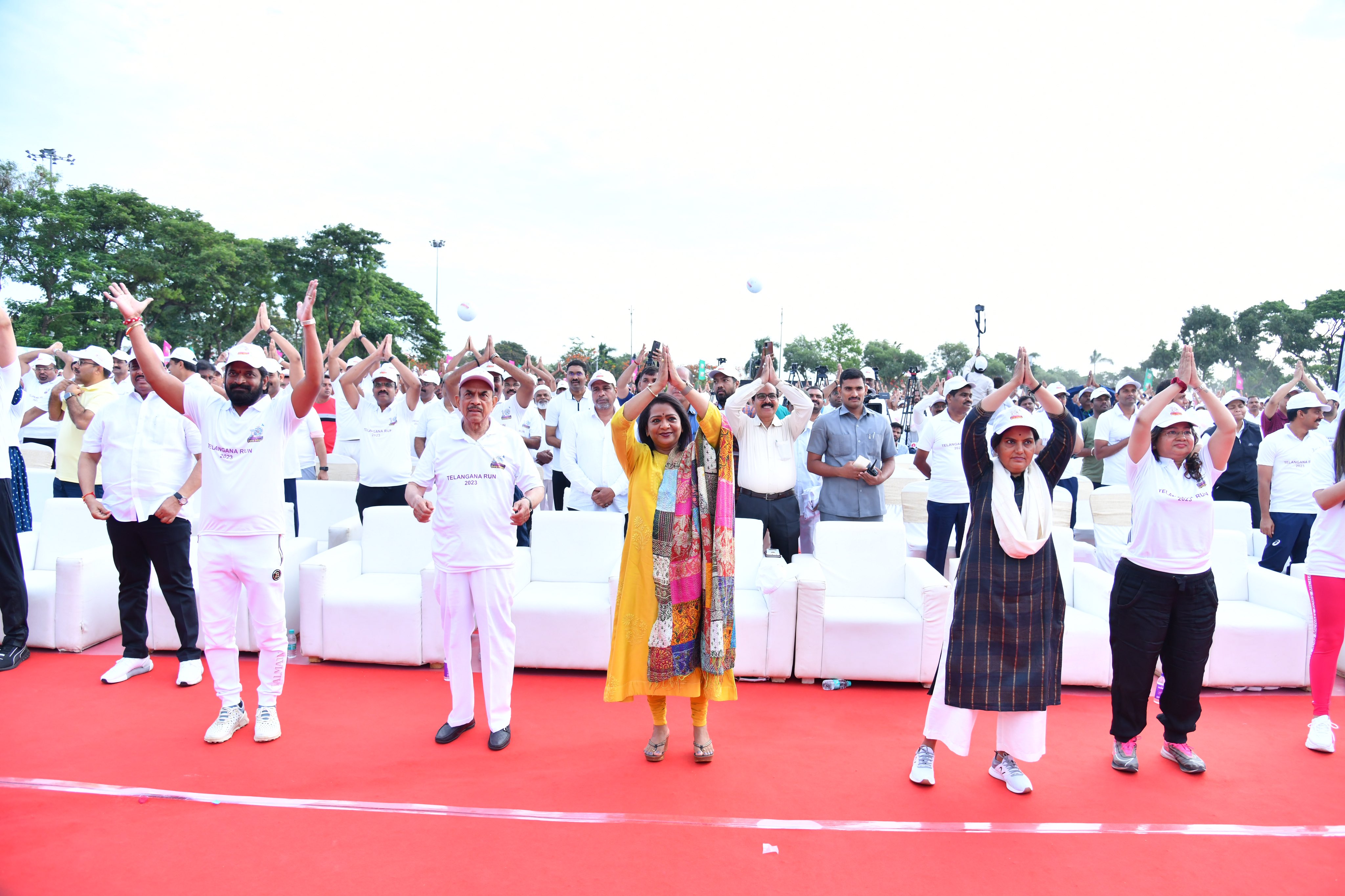 సూర్య నమస్కారాలు చేస్తున్న హైదరాబాద్ నగర మేయర్