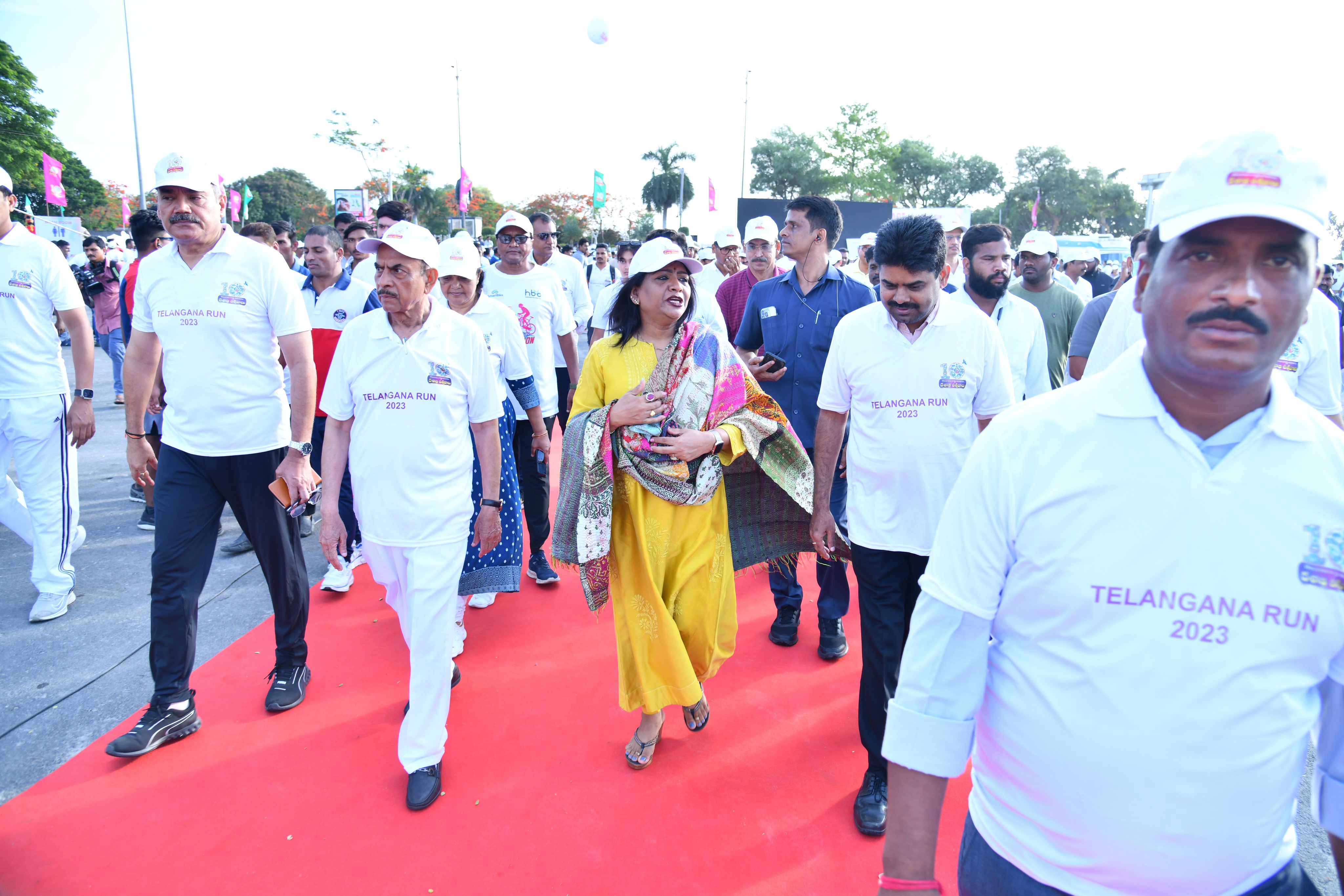 వేదిక పైకి నడుచుకుంటూ వెళ్తున్న చిత్రం